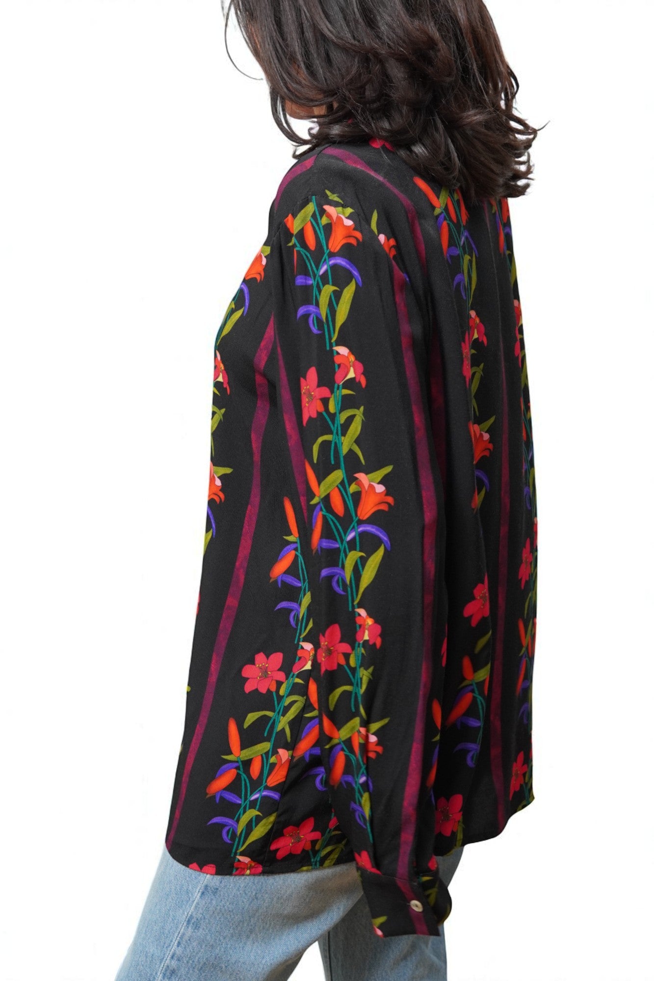 Cămașă din viscoză neagră cu imprimeu floral multicolor și croială lejeră, vedere laterală