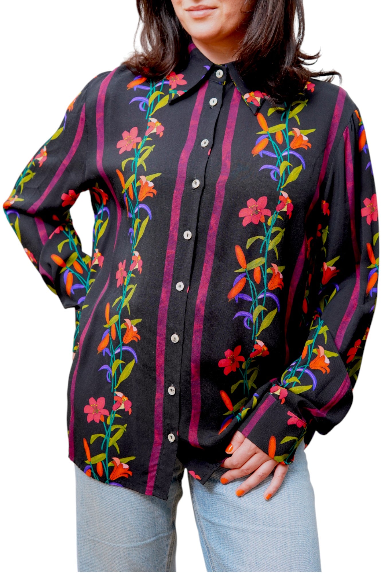 Cămașă neagră din viscoză cu imprimeu floral viu colorat, purtată cu jeanși casual