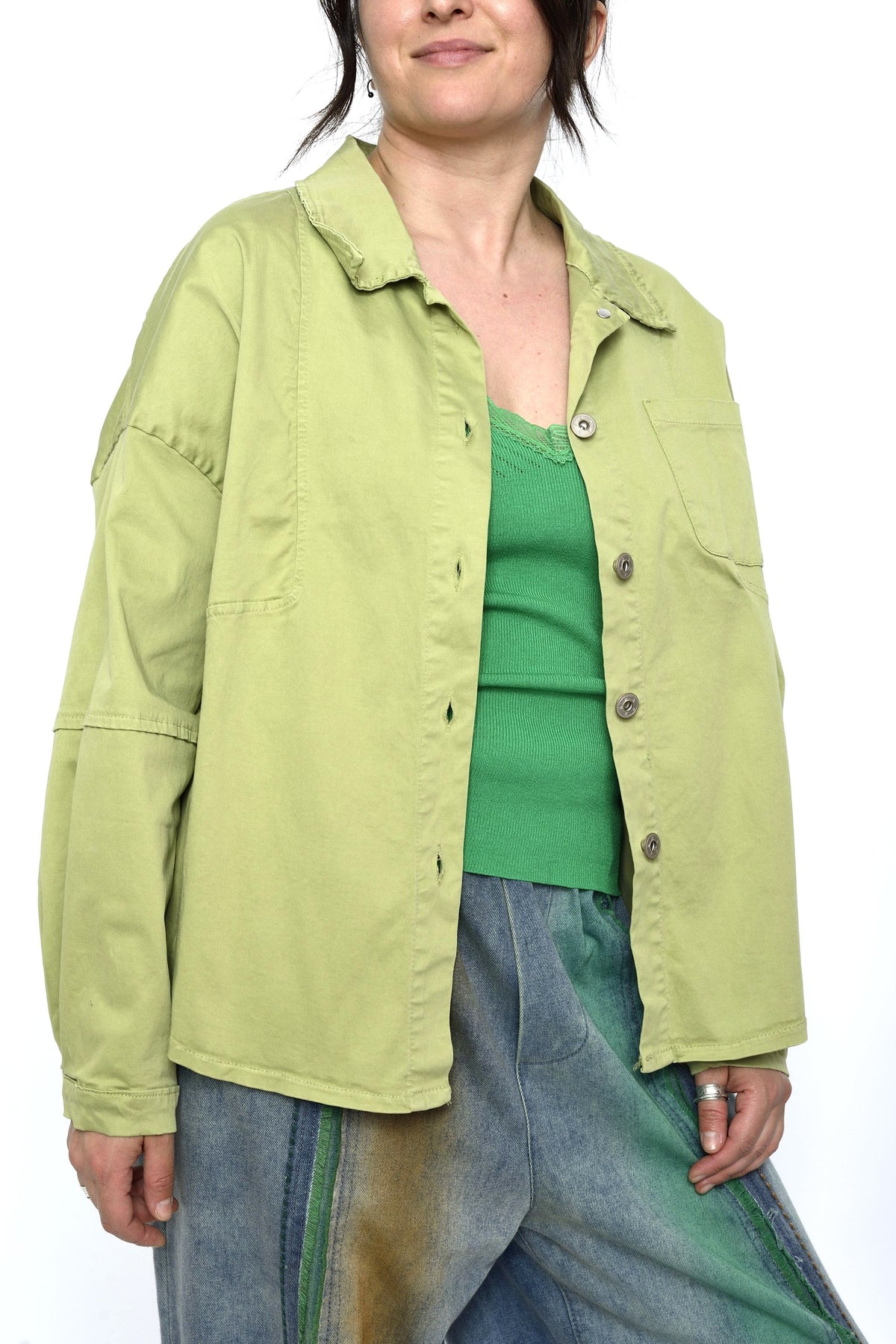 Cămașă outwear verde deschis, purtată deschisă peste top verde