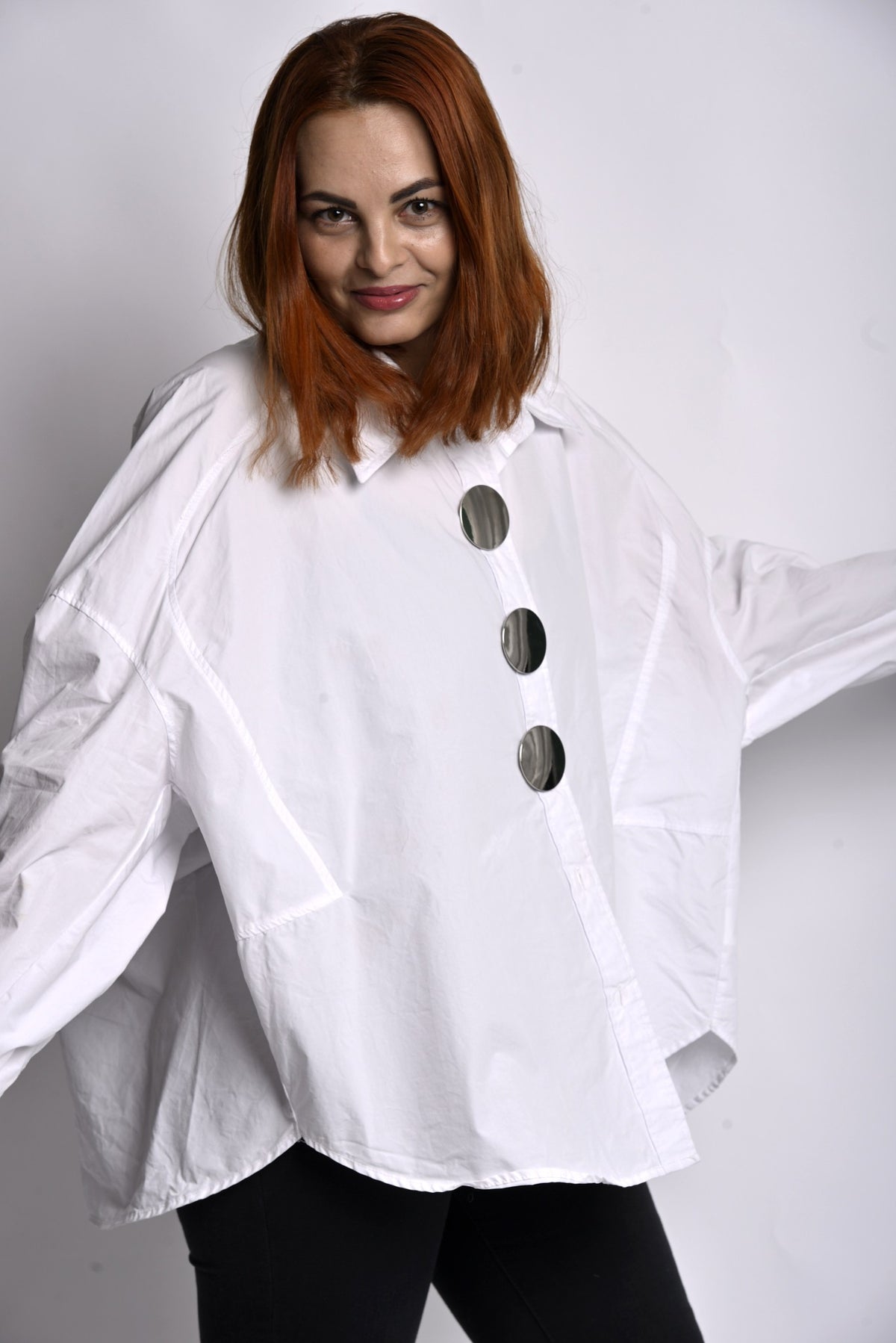 Cămașă oversize albă cu mâneci balon și nasturi mari tip oglindă, purtată pe model, detaliu - All Above Boutique