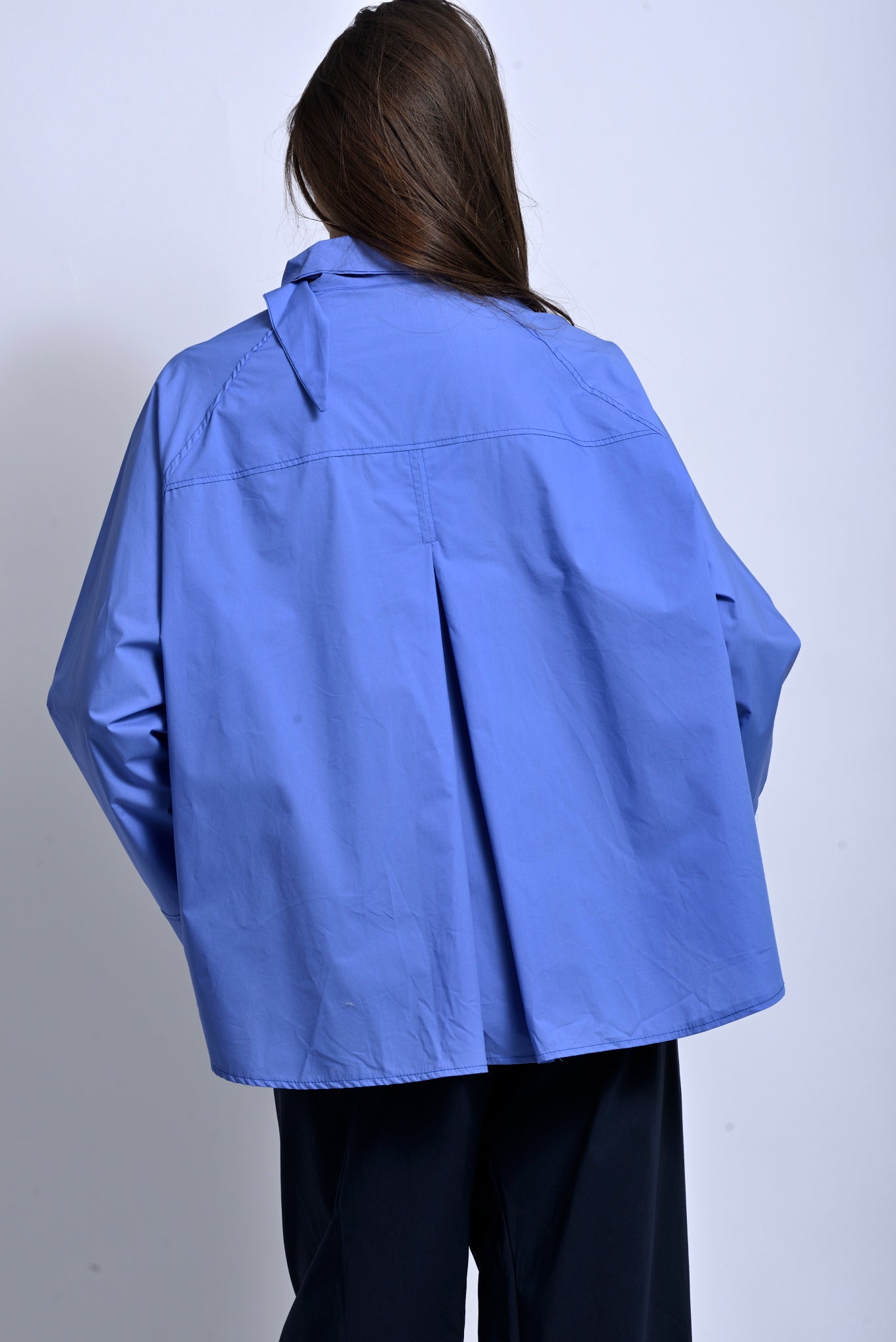 Cămașă oversize albastră, vedere din spate
