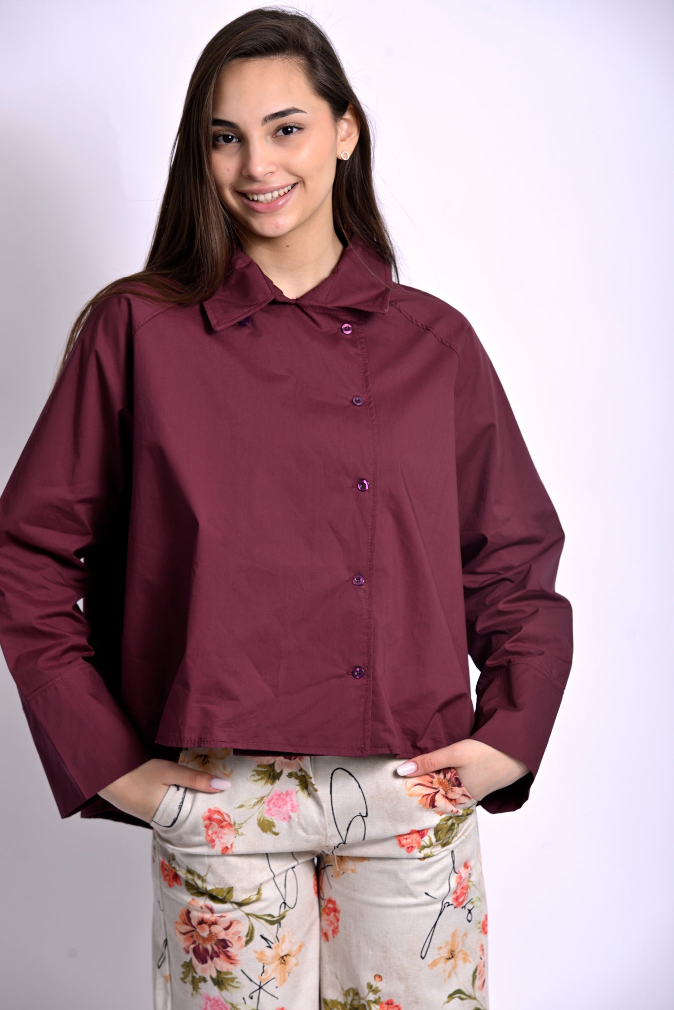 Cămașă oversize bordo integrată într-o ținută casual