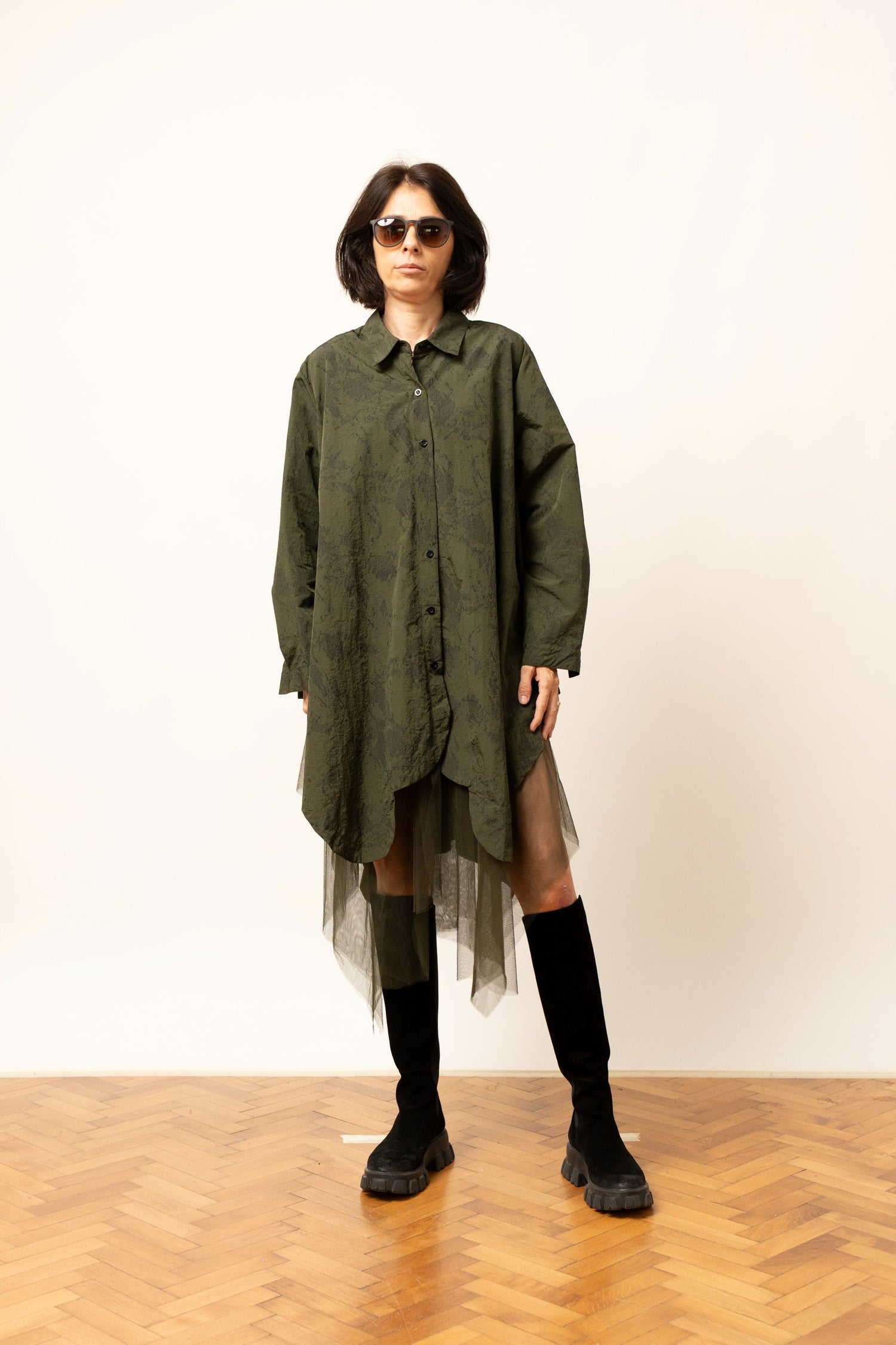 Cămașă oversize khaki cu imprimeu discret și detaliu din tulle la tiv, vedere frontală.