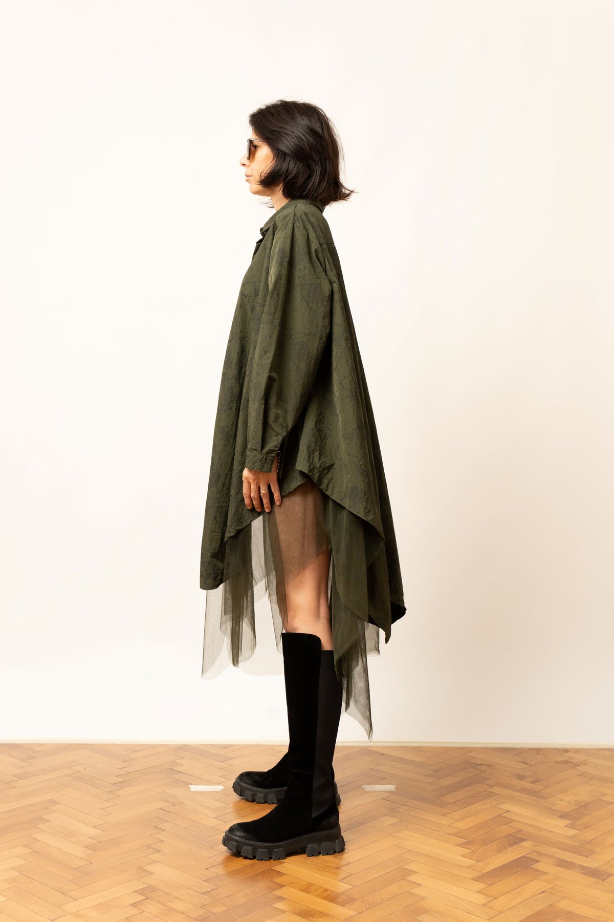 Cămașă oversize khaki cu croială lejeră și detaliu din tulle transparent, vedere laterală.