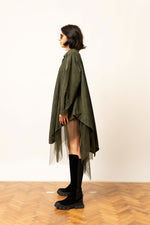 Cămașă oversize khaki cu croială lejeră și detaliu din tulle transparent, vedere laterală.