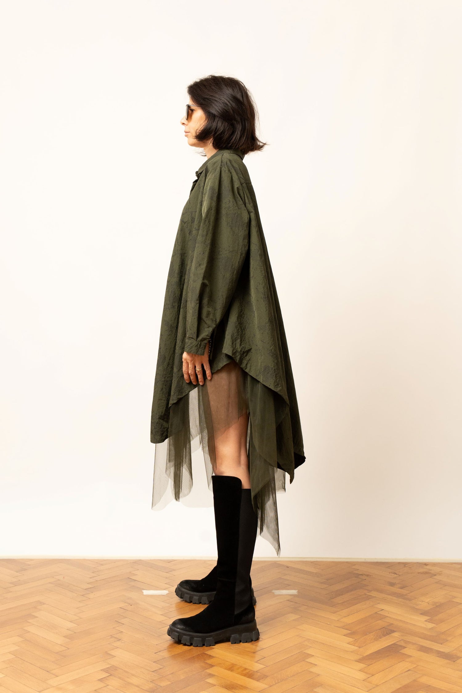 Cămașă oversize khaki cu croială lejeră și detaliu din tulle transparent, vedere laterală.