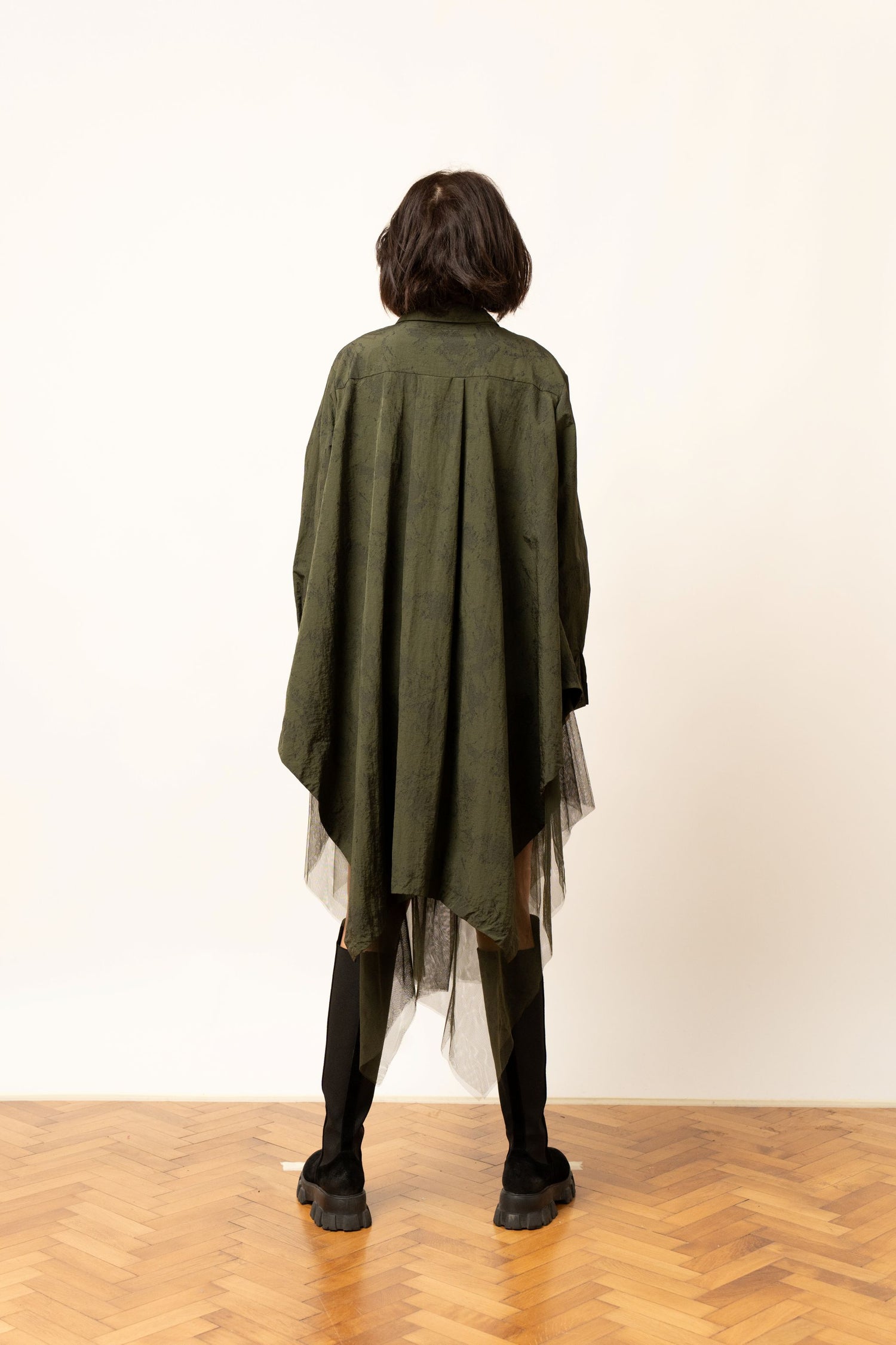 Cămașă oversize khaki cu imprimeu și tiv cu detaliu din tulle, vedere din spate.