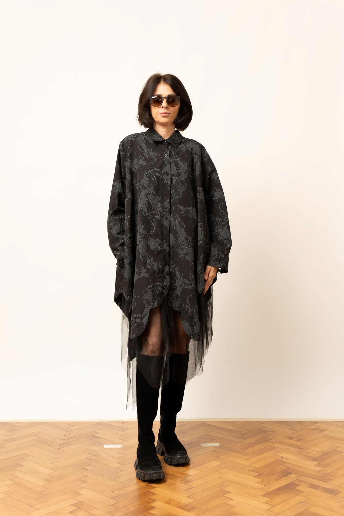 Cămașă oversize neagră cu imprimeu subtil și detaliu din tulle la tiv, vedere din față.