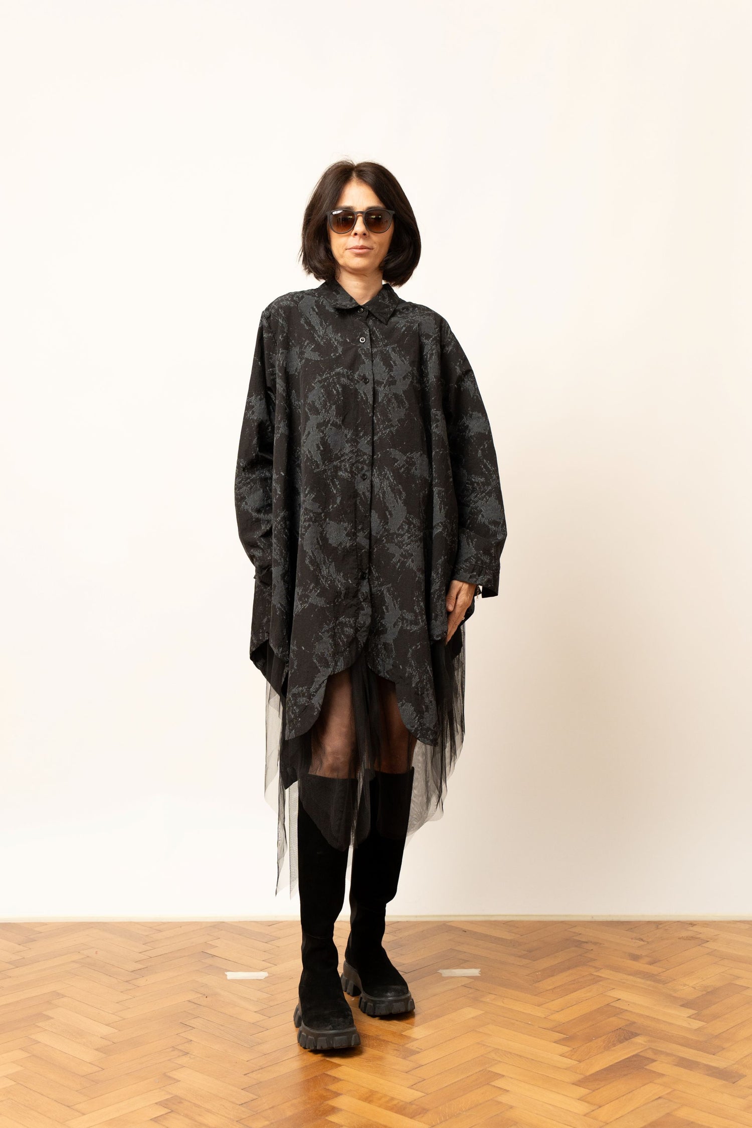 Cămașă oversize neagră cu imprimeu subtil și detaliu din tulle la tiv, vedere din față.