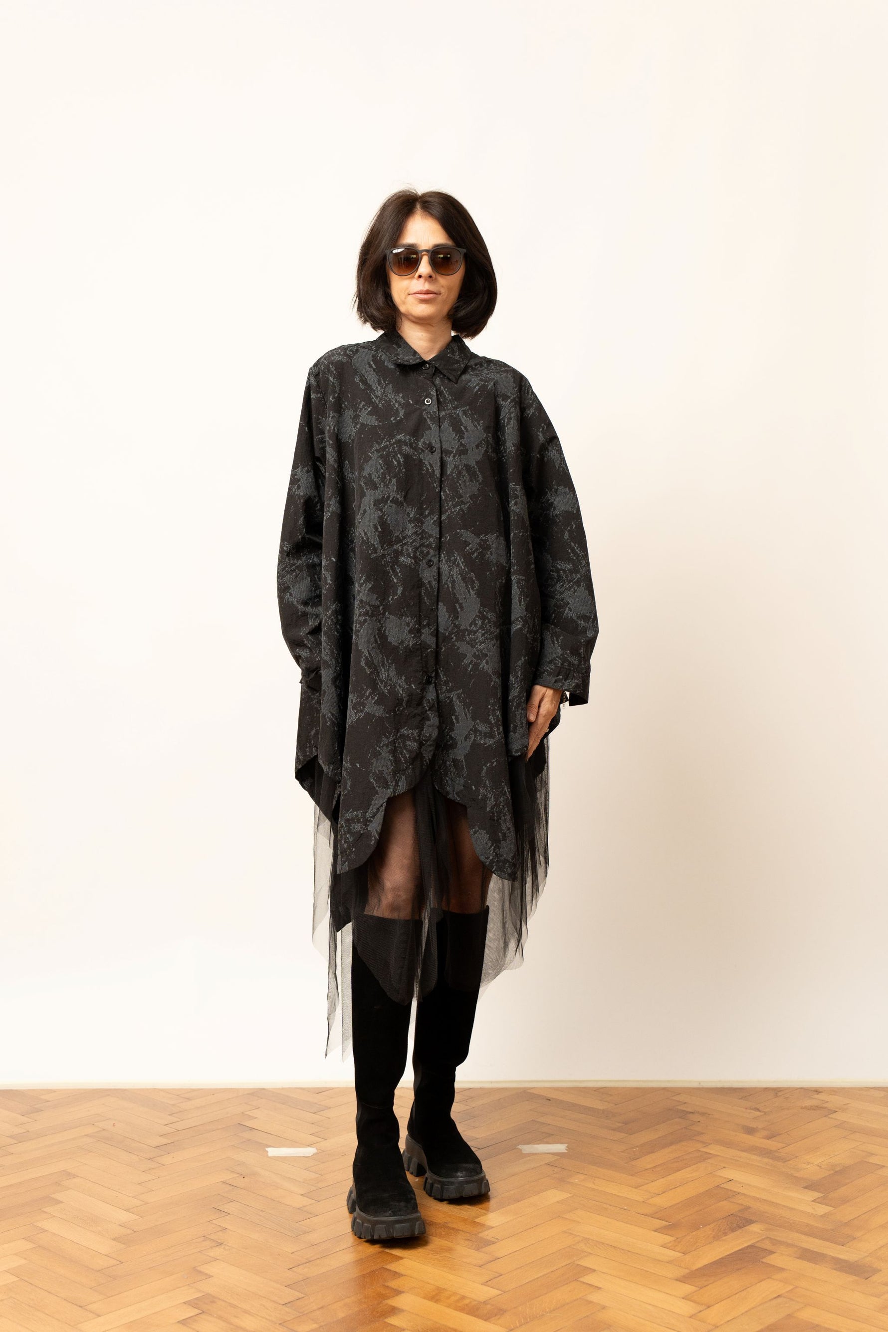Cămașă oversize neagră cu imprimeu subtil și detaliu din tulle la tiv, vedere din față.