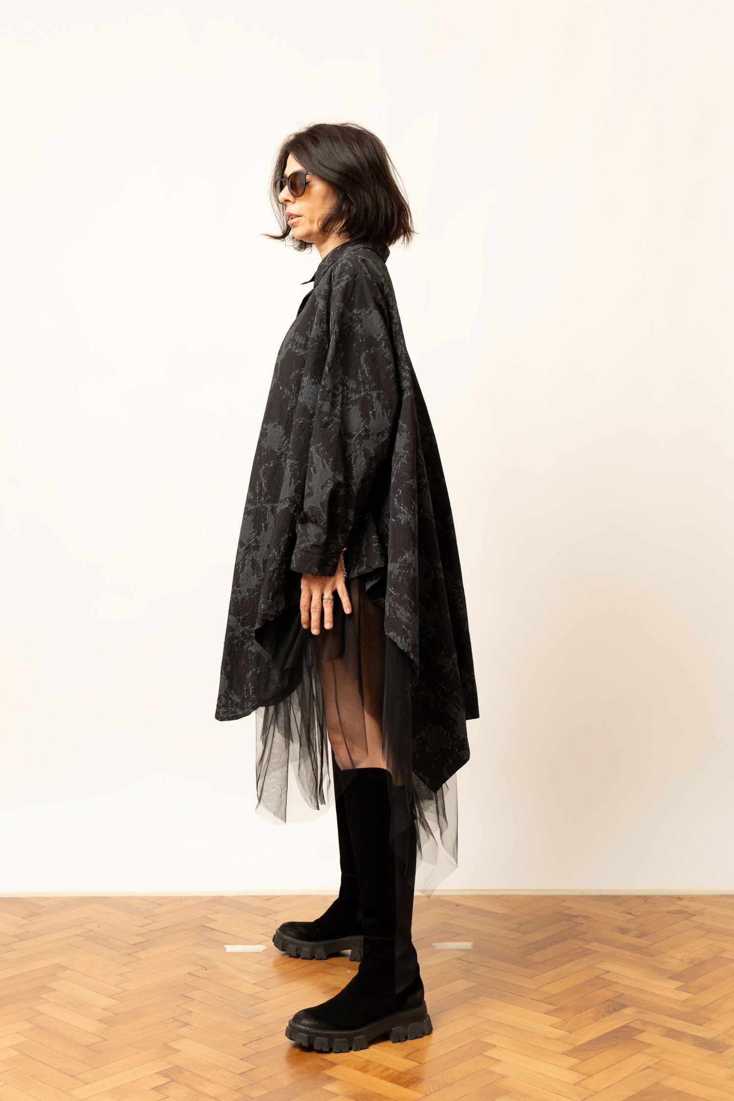 Cămașă oversize neagră cu croială asimetrică și tulle transparent, vedere laterală.