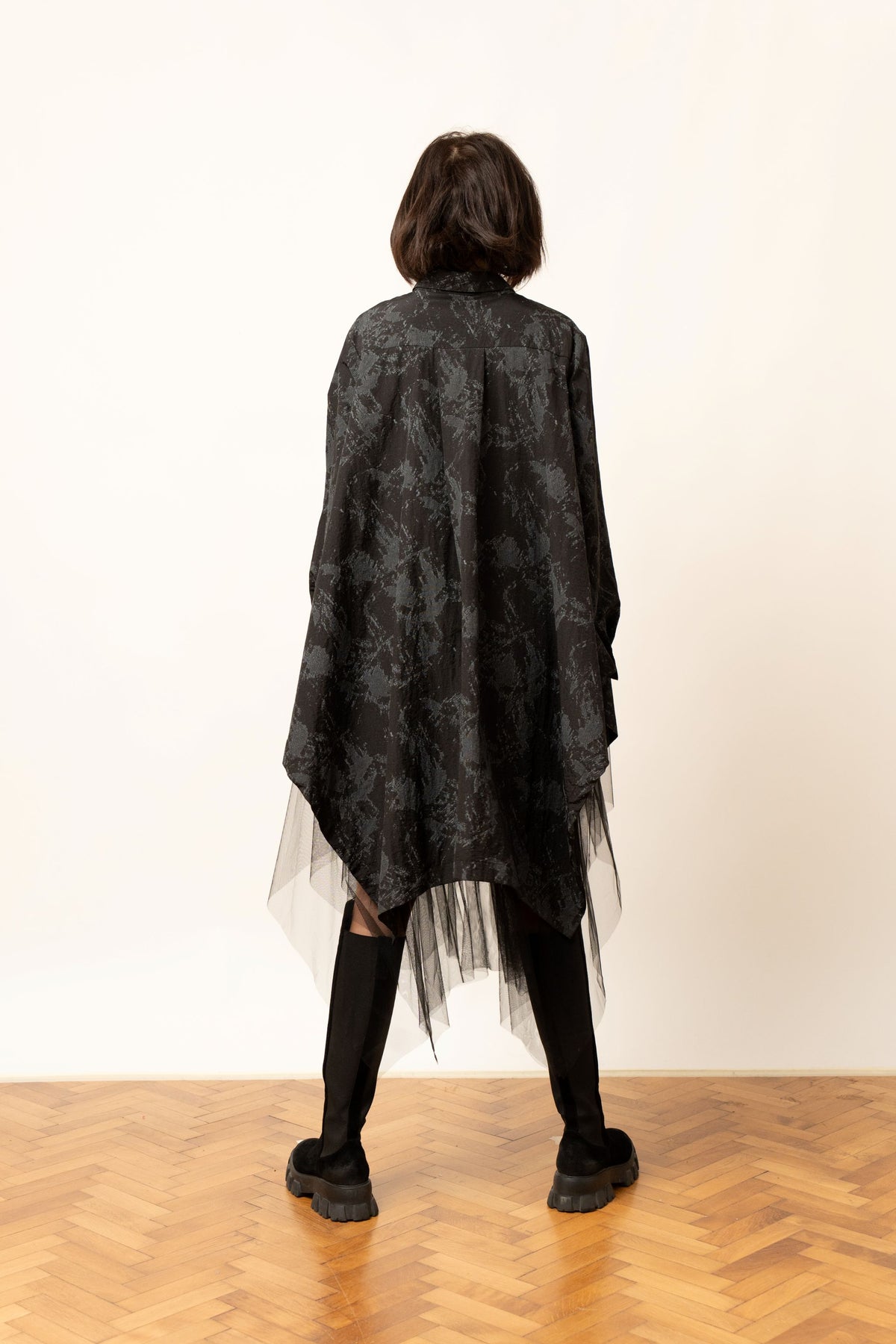 Cămașă oversize neagră cu imprimeu și tiv cu tulle, vedere din spate.