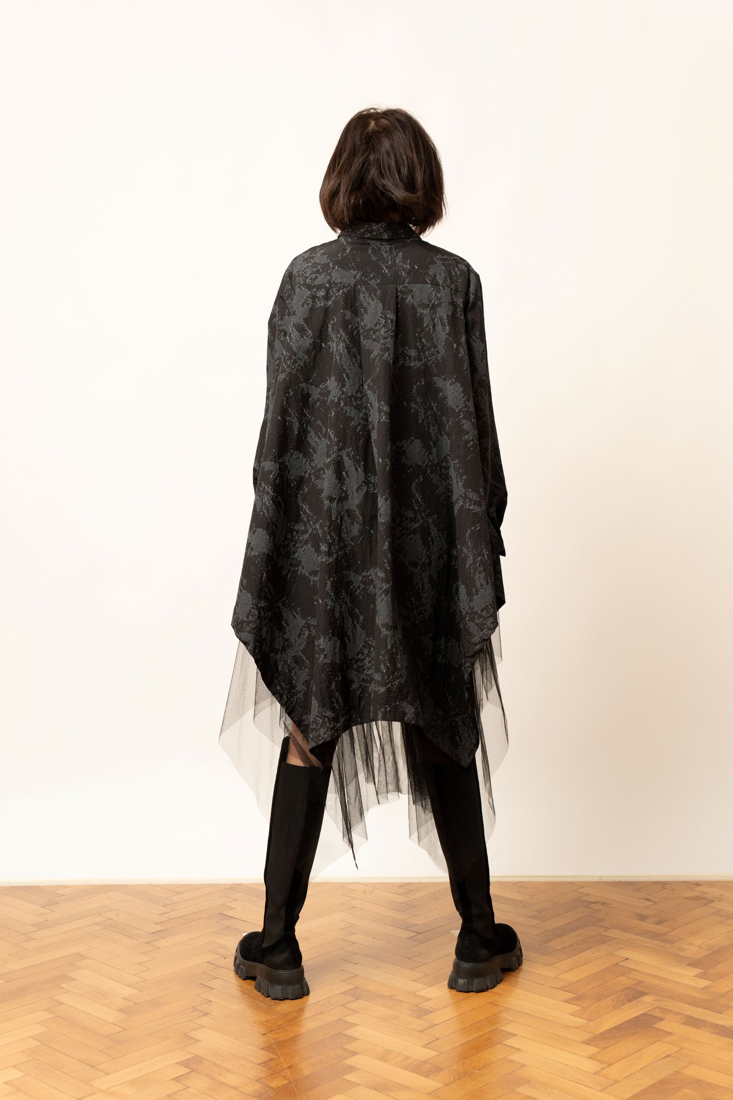 Cămașă oversize neagră cu imprimeu și tiv cu tulle, vedere din spate.
