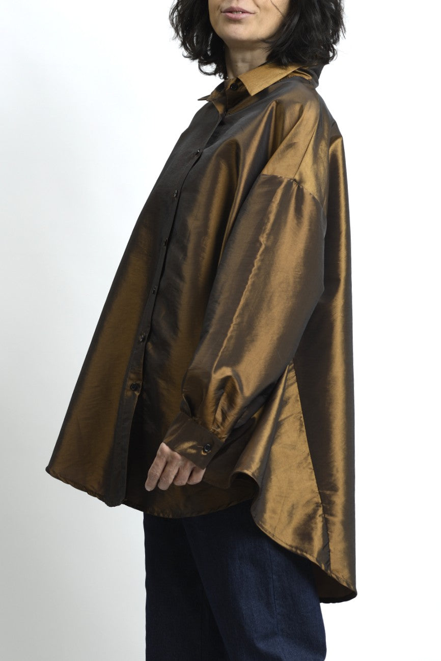 Detaliu de material pentru cămașă din taftă metalizată, cu reflexii discrete și textură fluidă