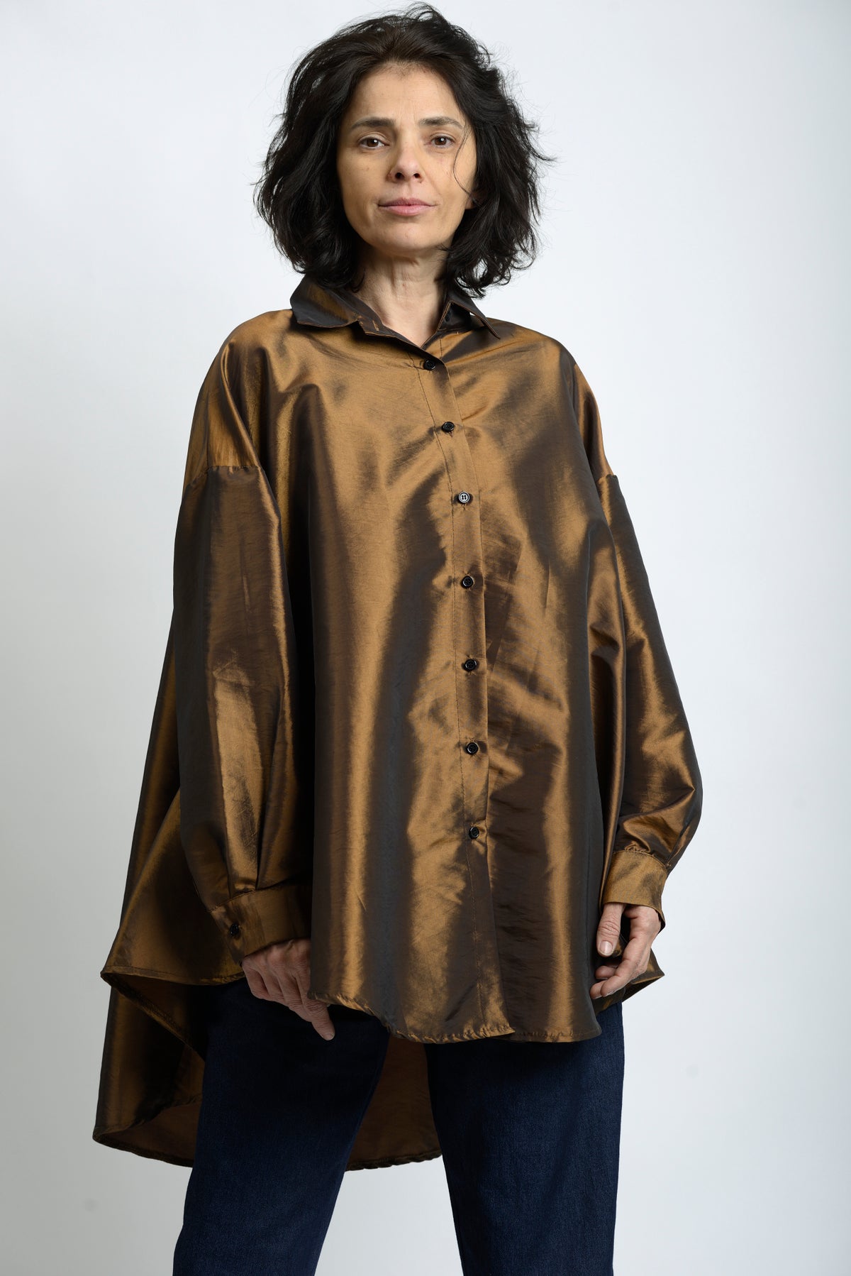 Cămașă oversize din taftă metalizată, cu umeri căzuți și finisaj satinat, vedere frontală.