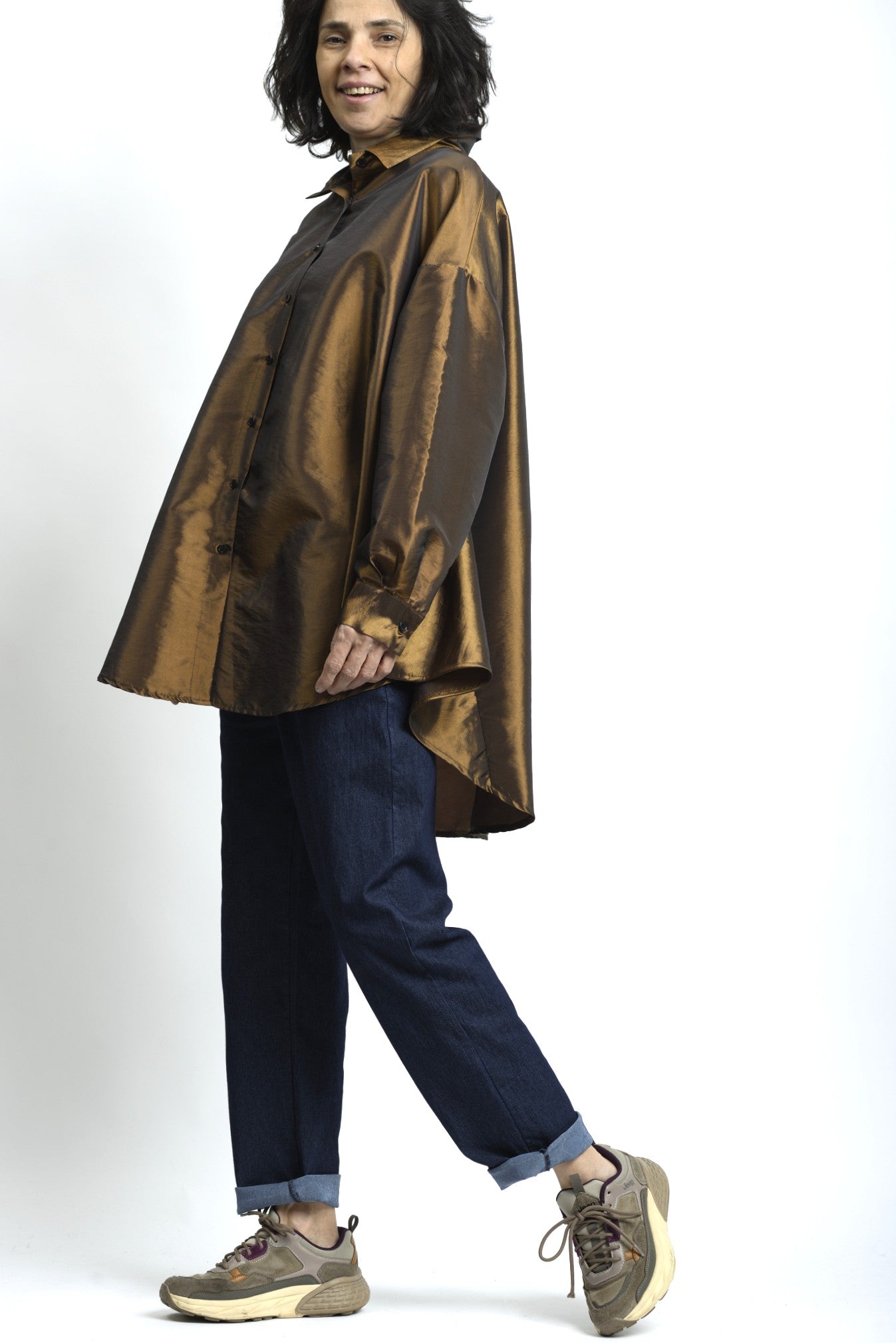 Cămașă oversize din taftă metalizată, cu umeri căzuți și finisaj satinat, vedere frontală.