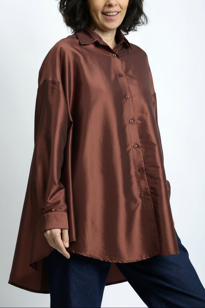 Vedere laterală a cămășii oversize din taftă metalizată, cu volum amplu și cădere lejeră.