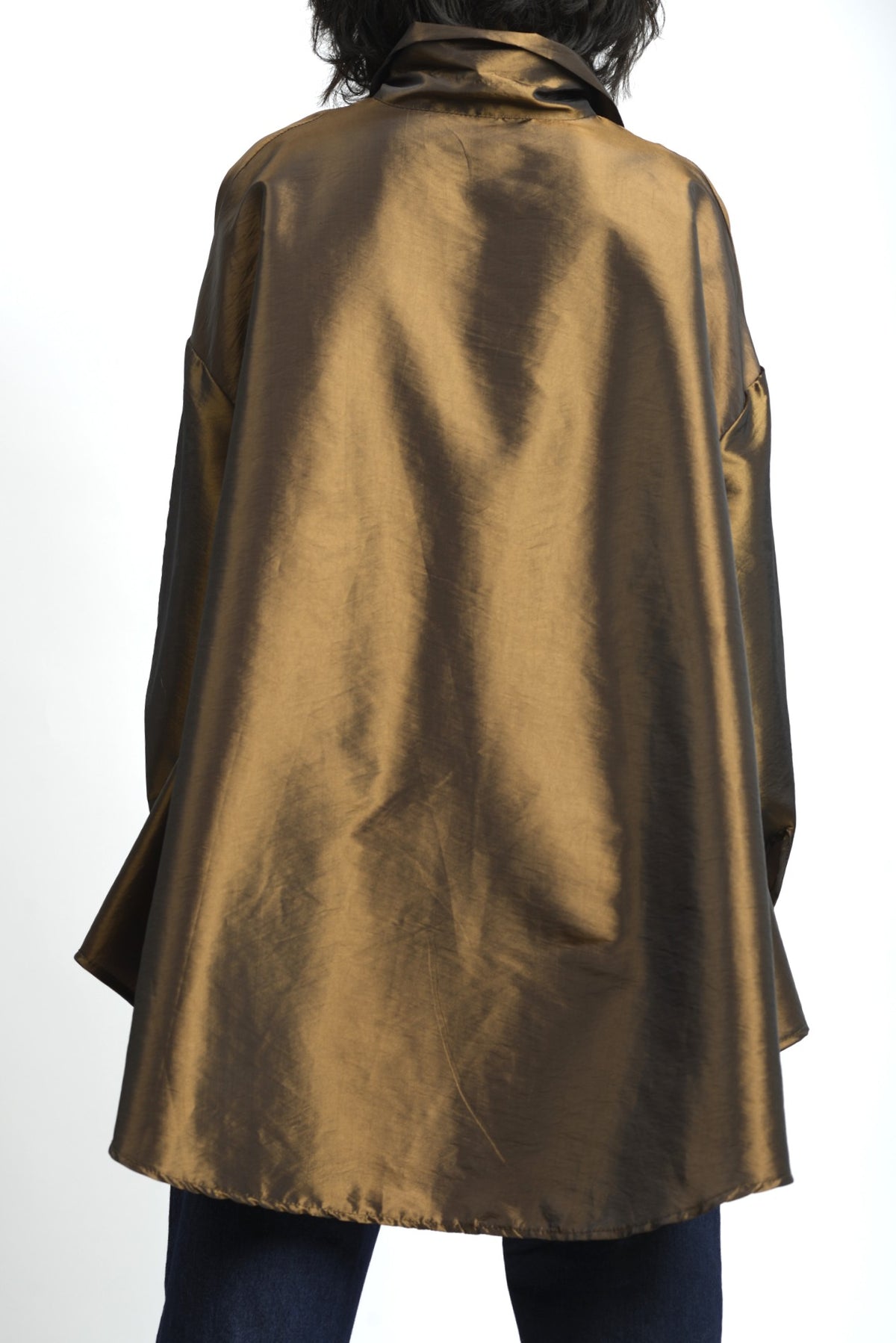 Cămașă oversize metalizată, vedere din spate, cu lungime extinsă și linie relaxată.