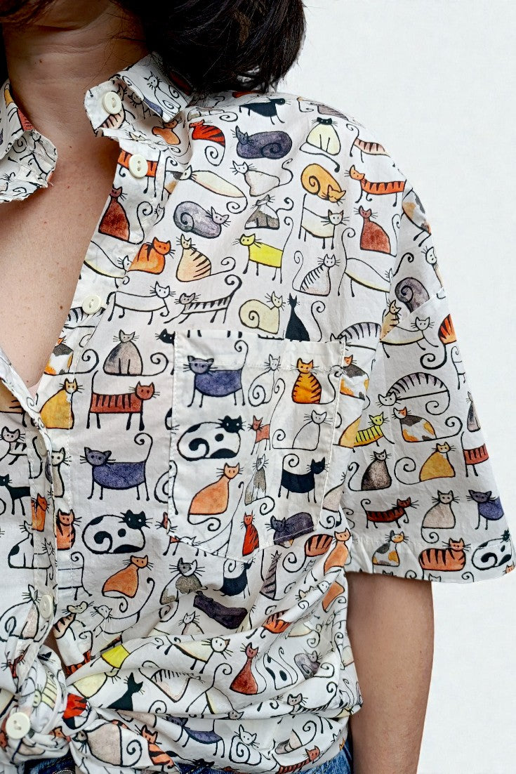 Mânecă scurtă cu tiv lejer la cămașa cu imprimeu pisici naive, potrivită pentru ținute de zi.