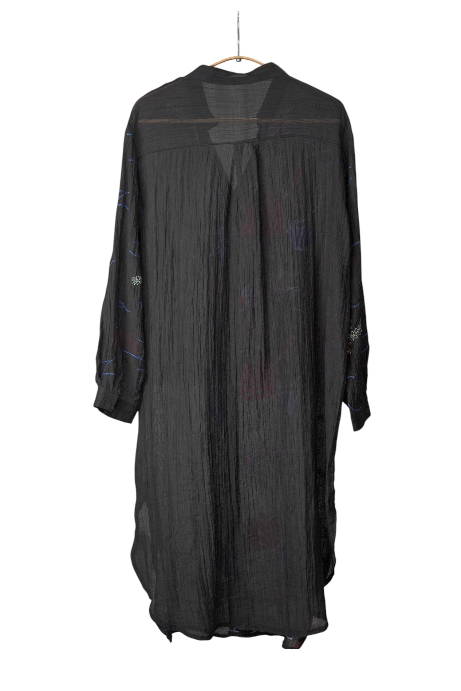 Spatele cămășii lungi negre, din material ușor și transparent