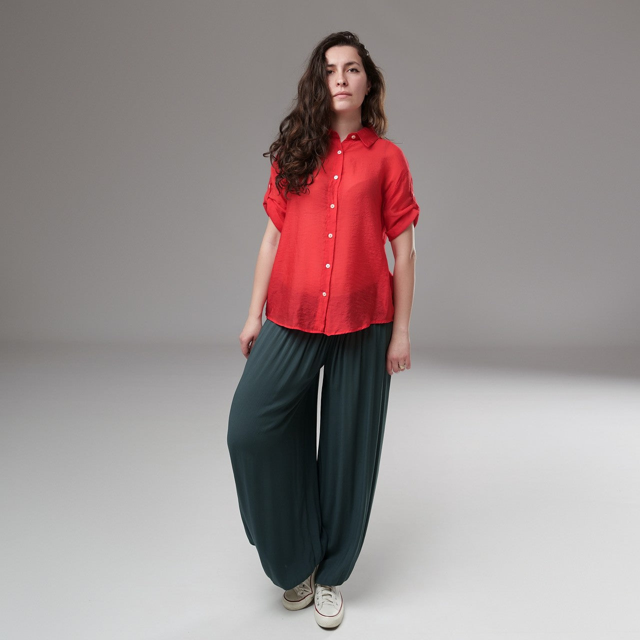 Cămașă roșie din rayon cu mânecă scurtă și nasturi, purtată cu pantaloni largi