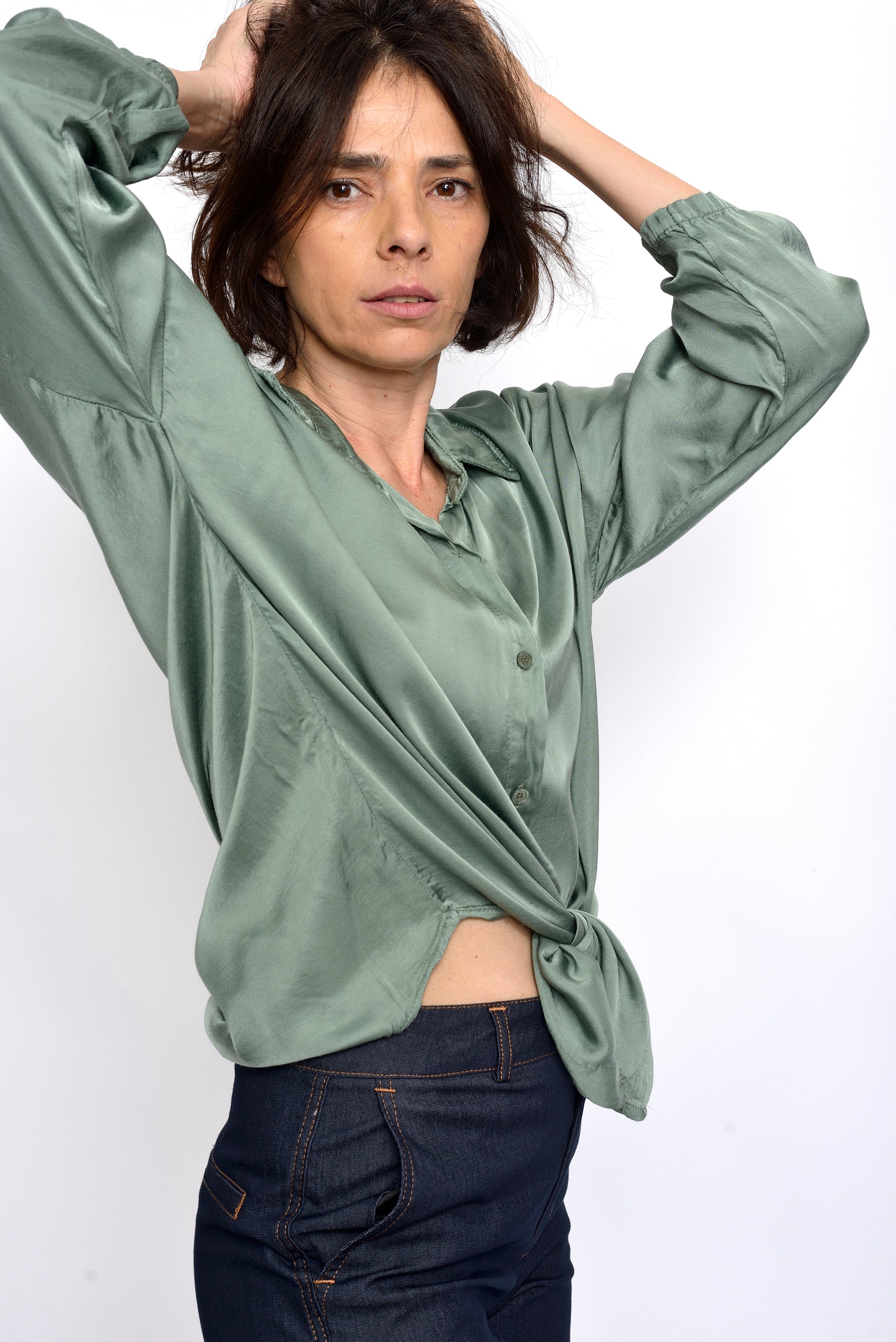 Cămașă verde lejeră din viscoză, purtată deschisă în partea de jos pentru un look casual