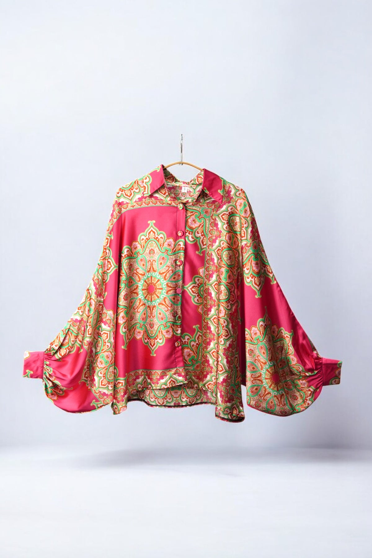 Cămașă satinat-fucsia cu imprimeu baroc în tonuri de verde, bej și corai, cu mâneci largi și manșete plisate.