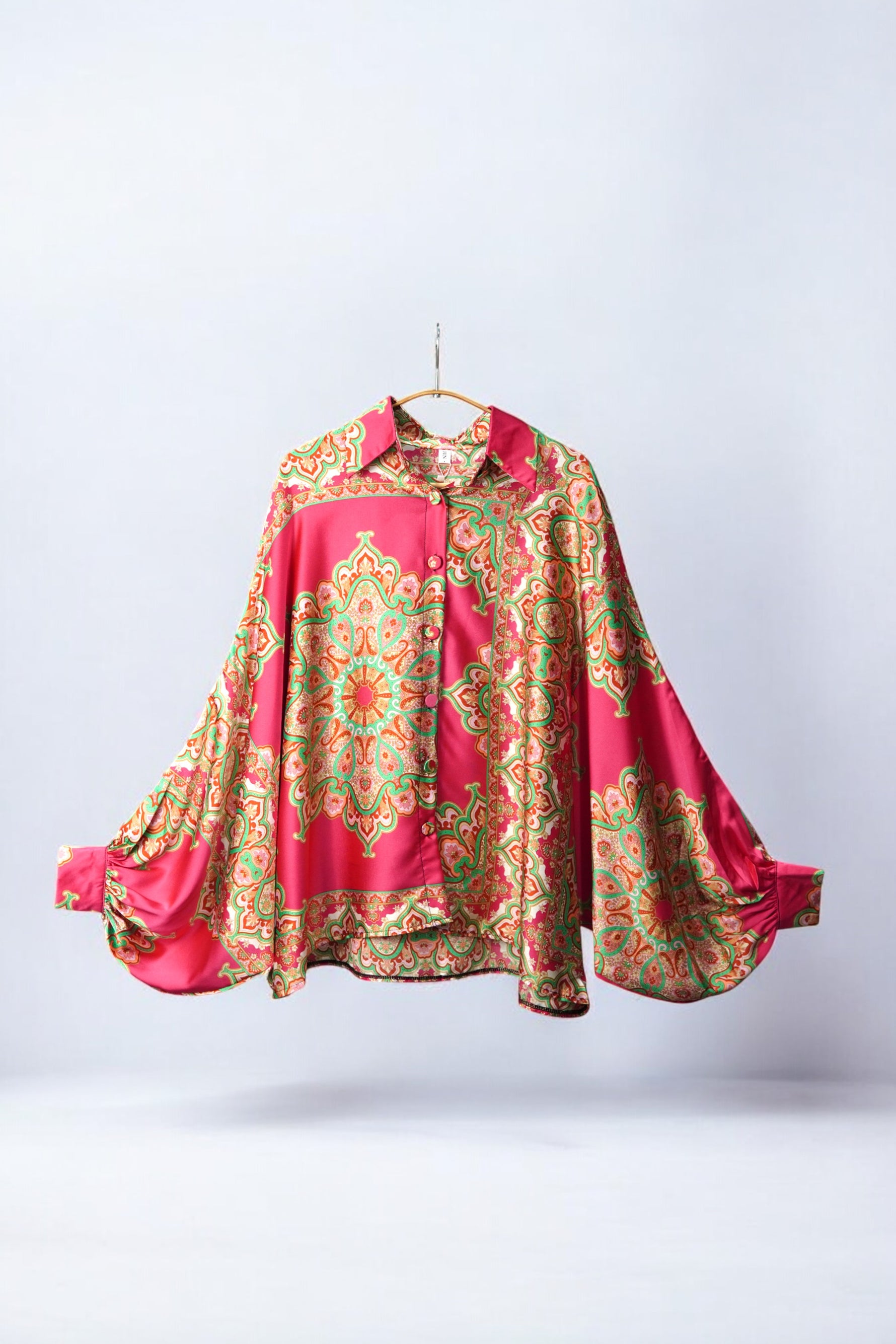 Cămașă satinat-fucsia cu imprimeu baroc în tonuri de verde, bej și corai, cu mâneci largi și manșete plisate.