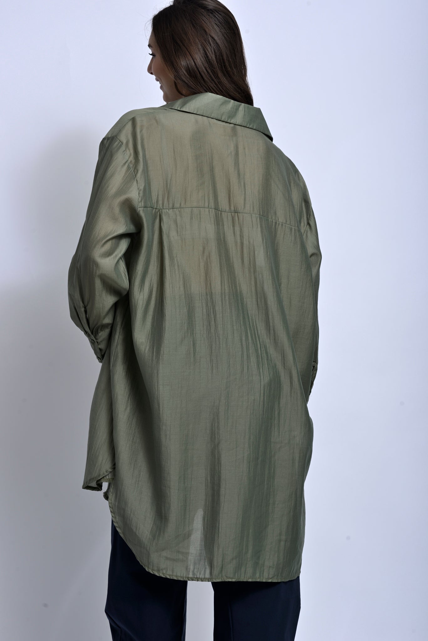 Cămașă lungă din tencel verde, vedere din spate