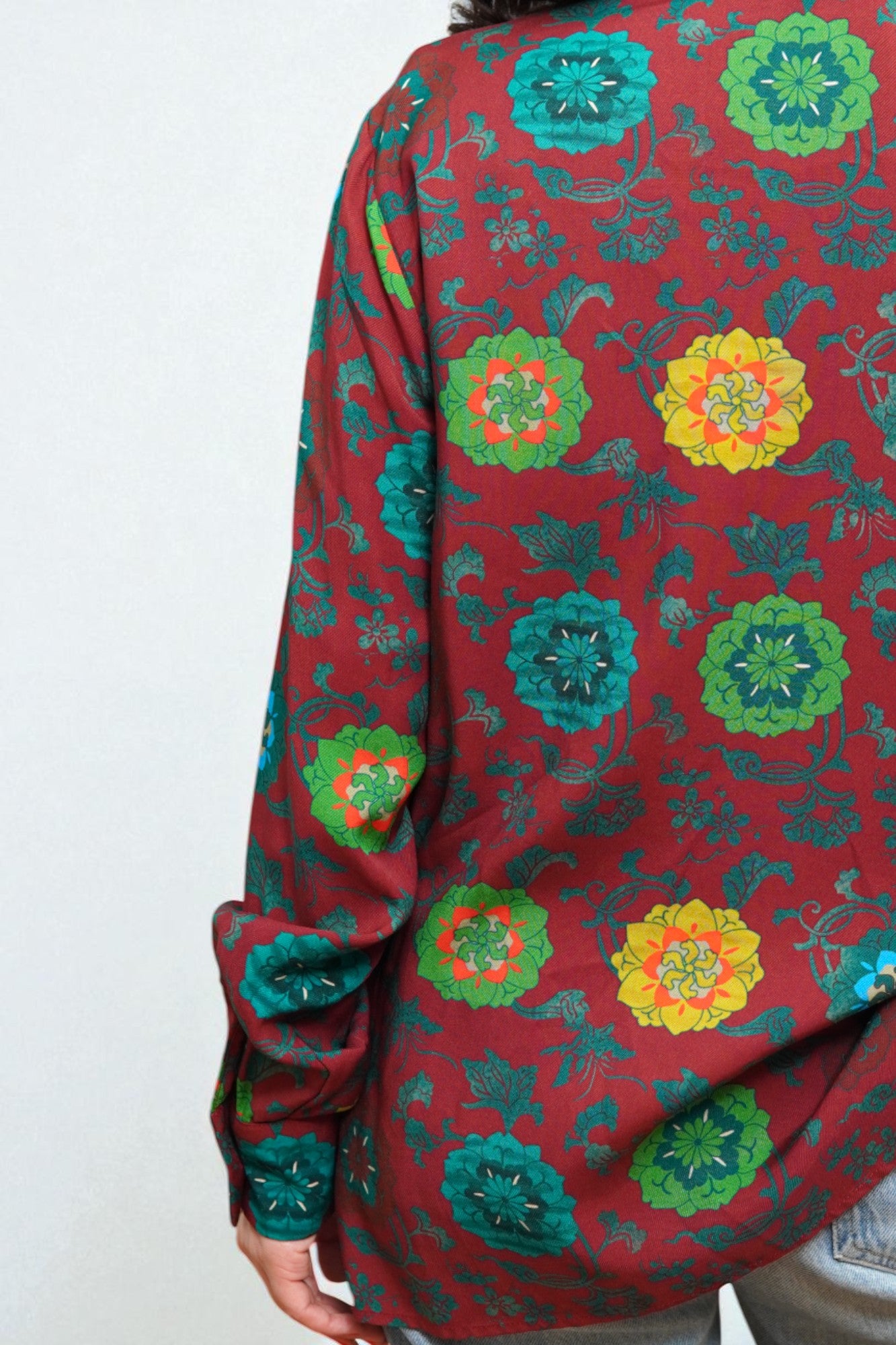 Vedere din spate a unei cămăși din viscoză bordo cu imprimeu floral multicolor