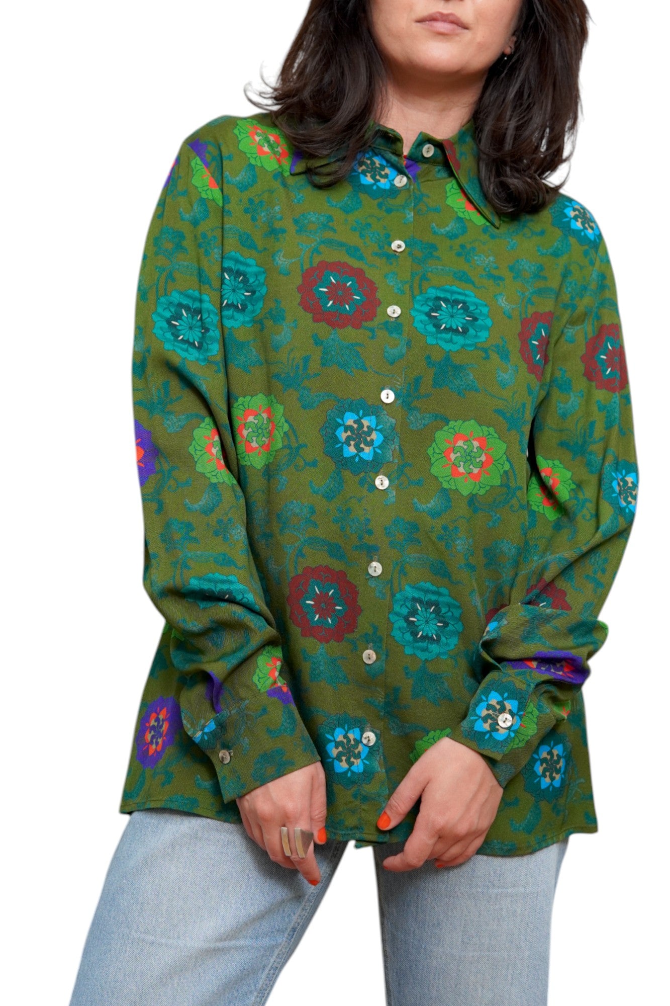 Cămașă verde din viscoză, cu imprimeu floral roșu și turcoaz, purtată cu jeanși casual