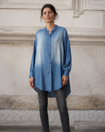 Cămașă rochie din denim, vedere frontală cu nasturi pe toată lungimea. All Above Boutique.