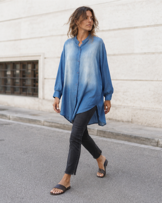 Cămașă rochie damă din denim, purtată pe model, croială oversize cu nasturi. All Above Boutique.