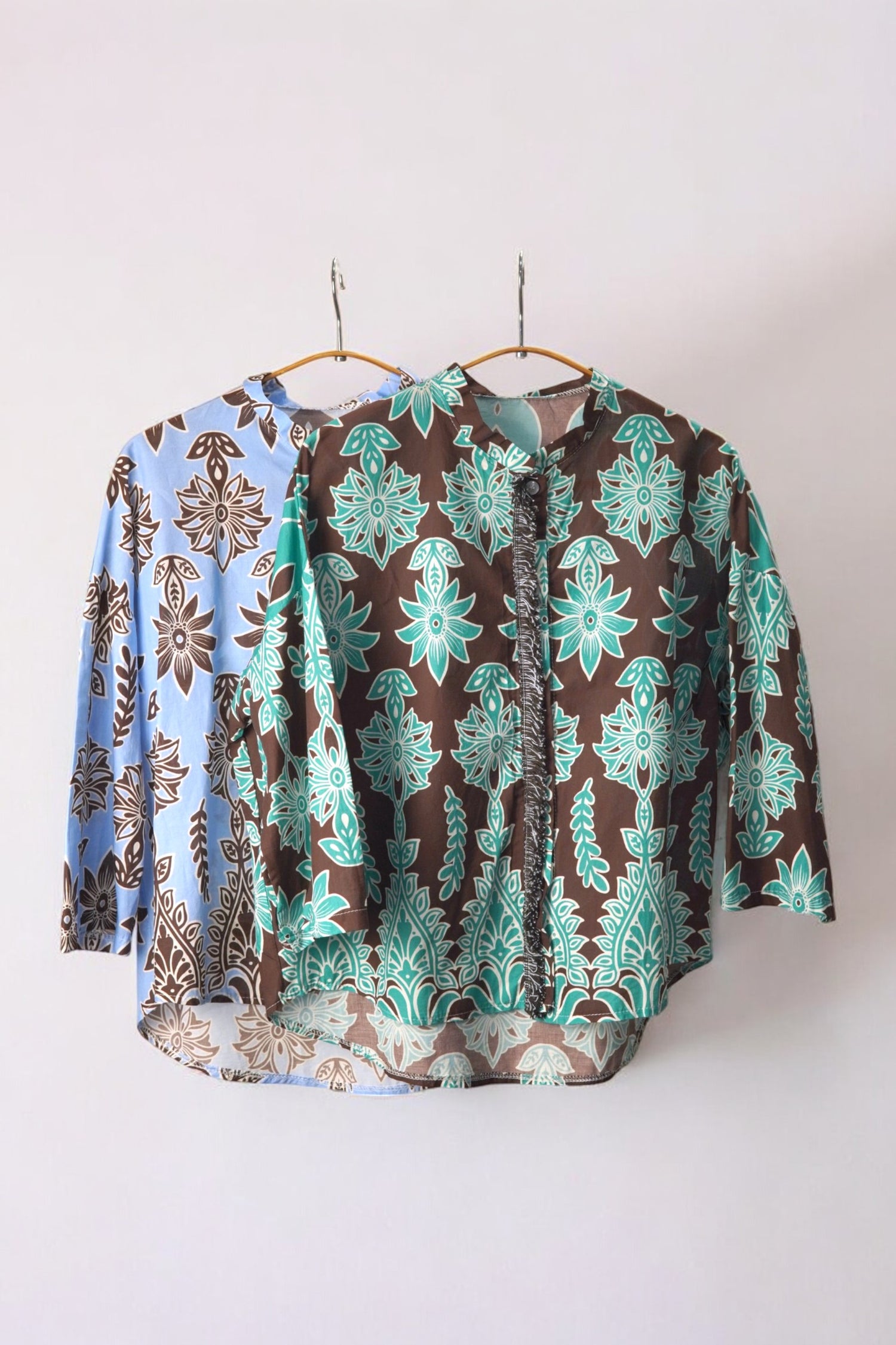 Set de cămăși cu imprimeu floral și geometric, în nuanțe de bleu, turcoaz și maro.
