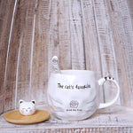 Cană albă din ceramică cu imprimeu „The Cat’s Favorite”, capac din lemn, linguriță decorată cu lăbuță.