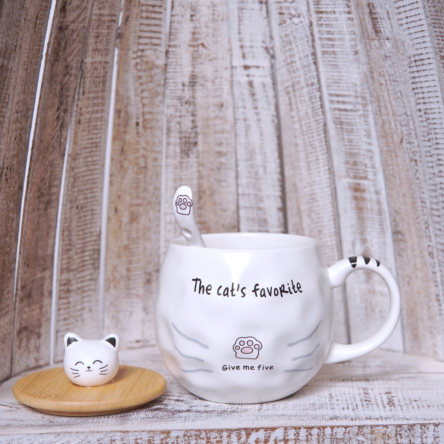 Cană albă din ceramică cu imprimeu „The Cat’s Favorite”, capac din lemn, linguriță decorată cu lăbuță.