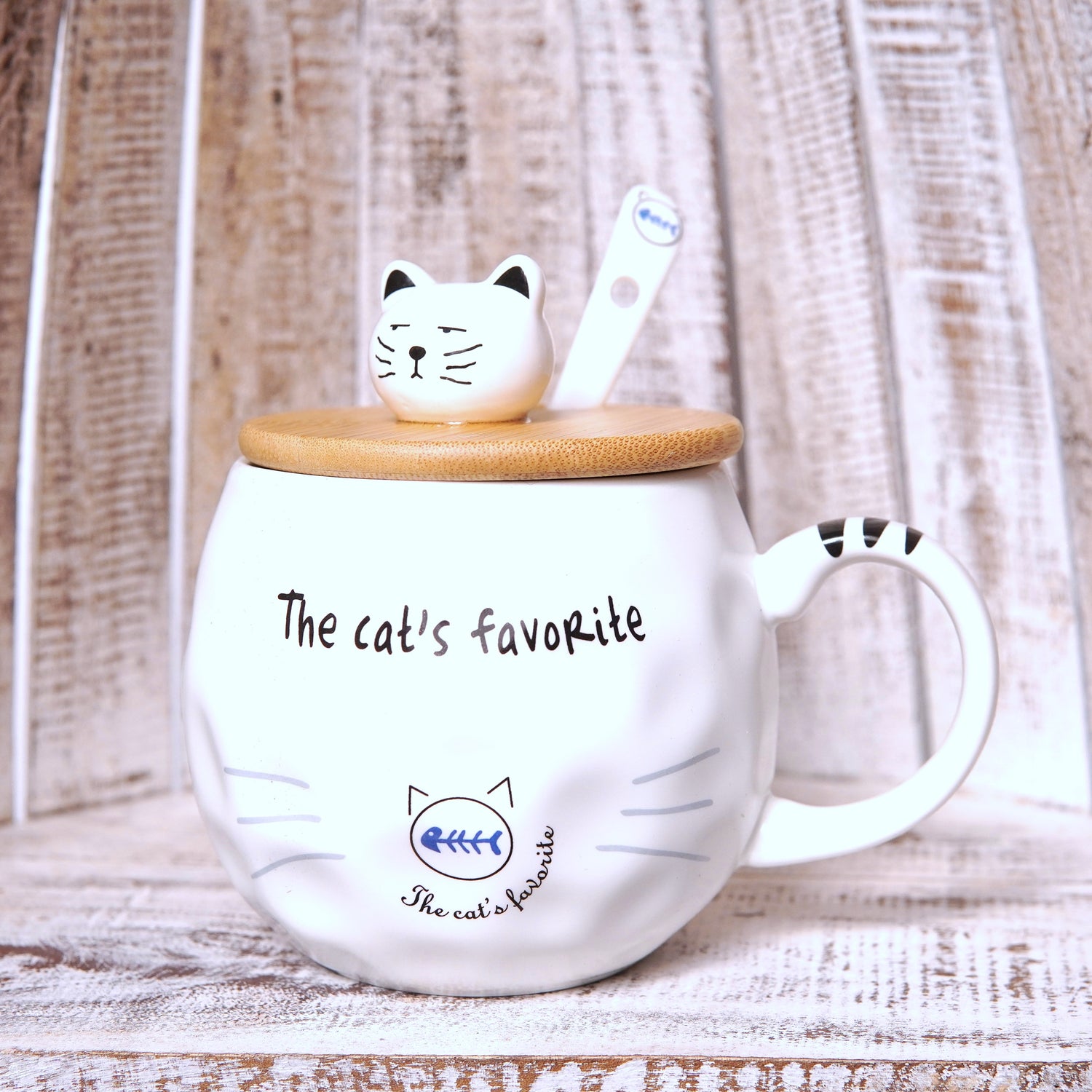 Cană albă din ceramică cu capac din lemn și linguriță, imprimeu „The Cat’s Favorite” cu detalii albastre.