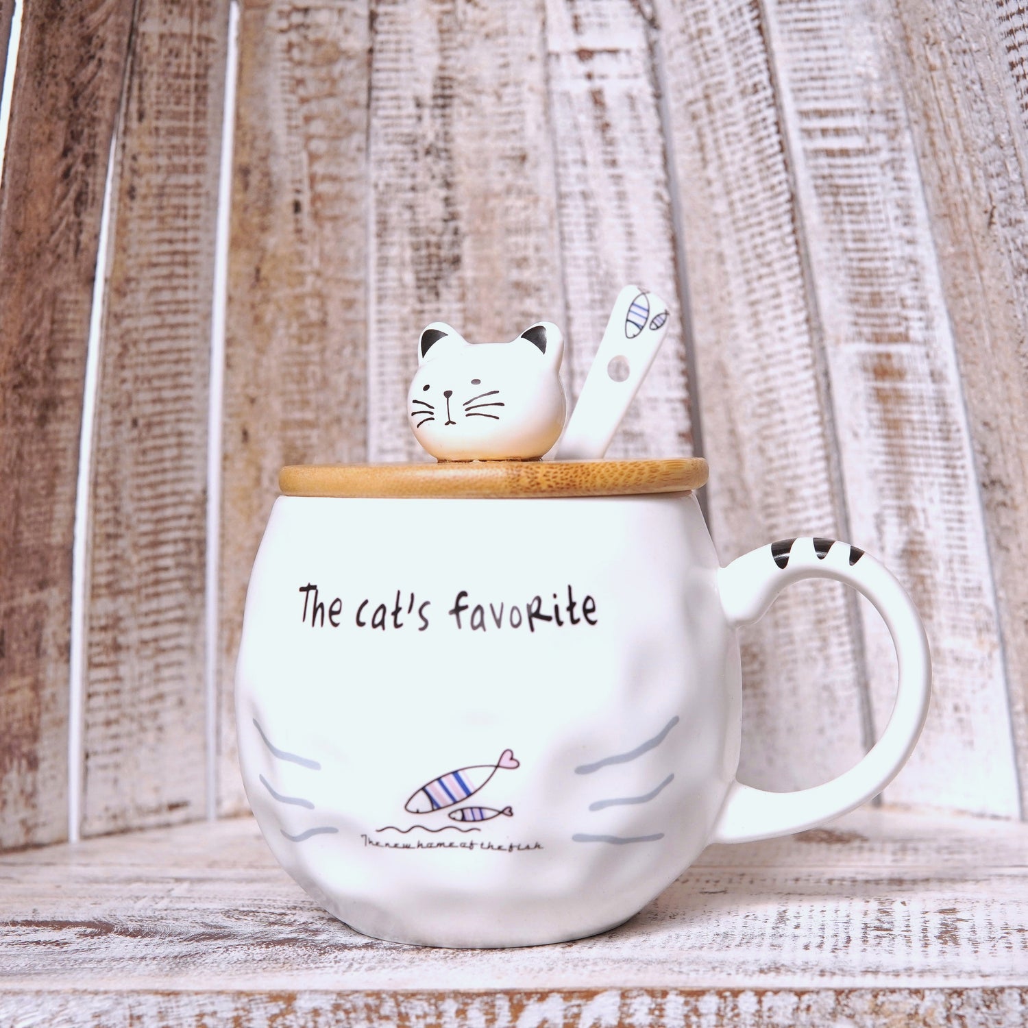 Cană albă din ceramică cu imprimeu „The Cat’s Favorite”, capac lemn și linguriță decorată cu desen pe temă pește.