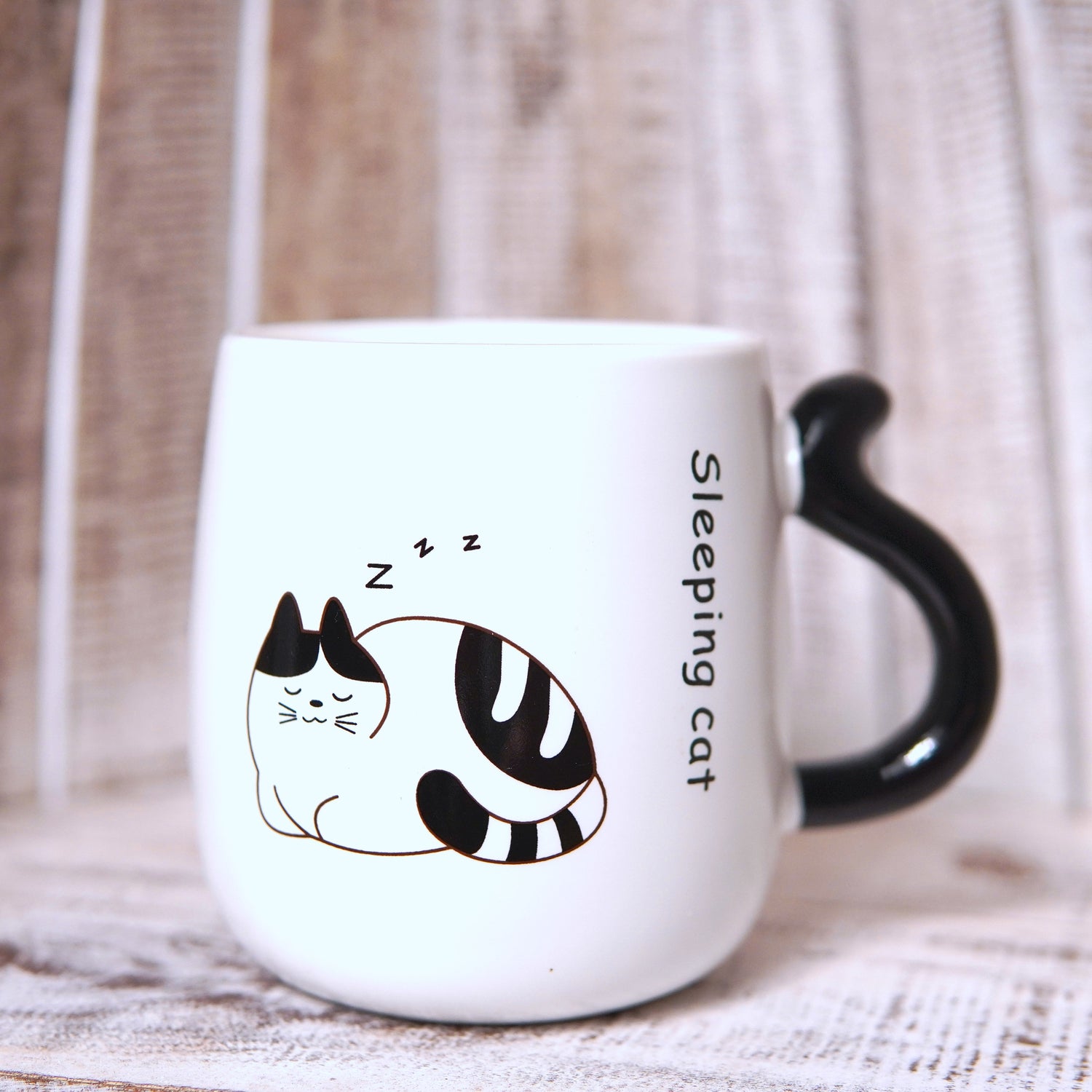 Cană albă din ceramică cu mâner negru în formă de coadă de pisică și imprimeu „Sleeping Cat”, pisică dormind.