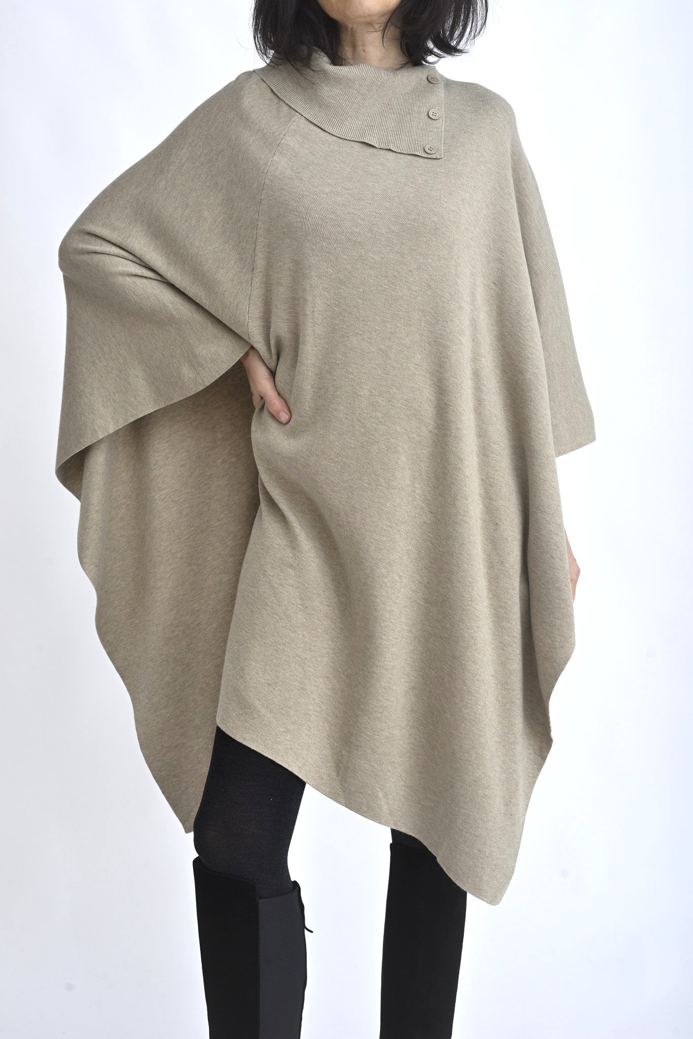 Capă tricotată asimetrică, culoare bej, cu croială amplă și design fluid