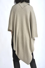 Capă tricotată culoare maro, cu design asimetric și lungime variabilă