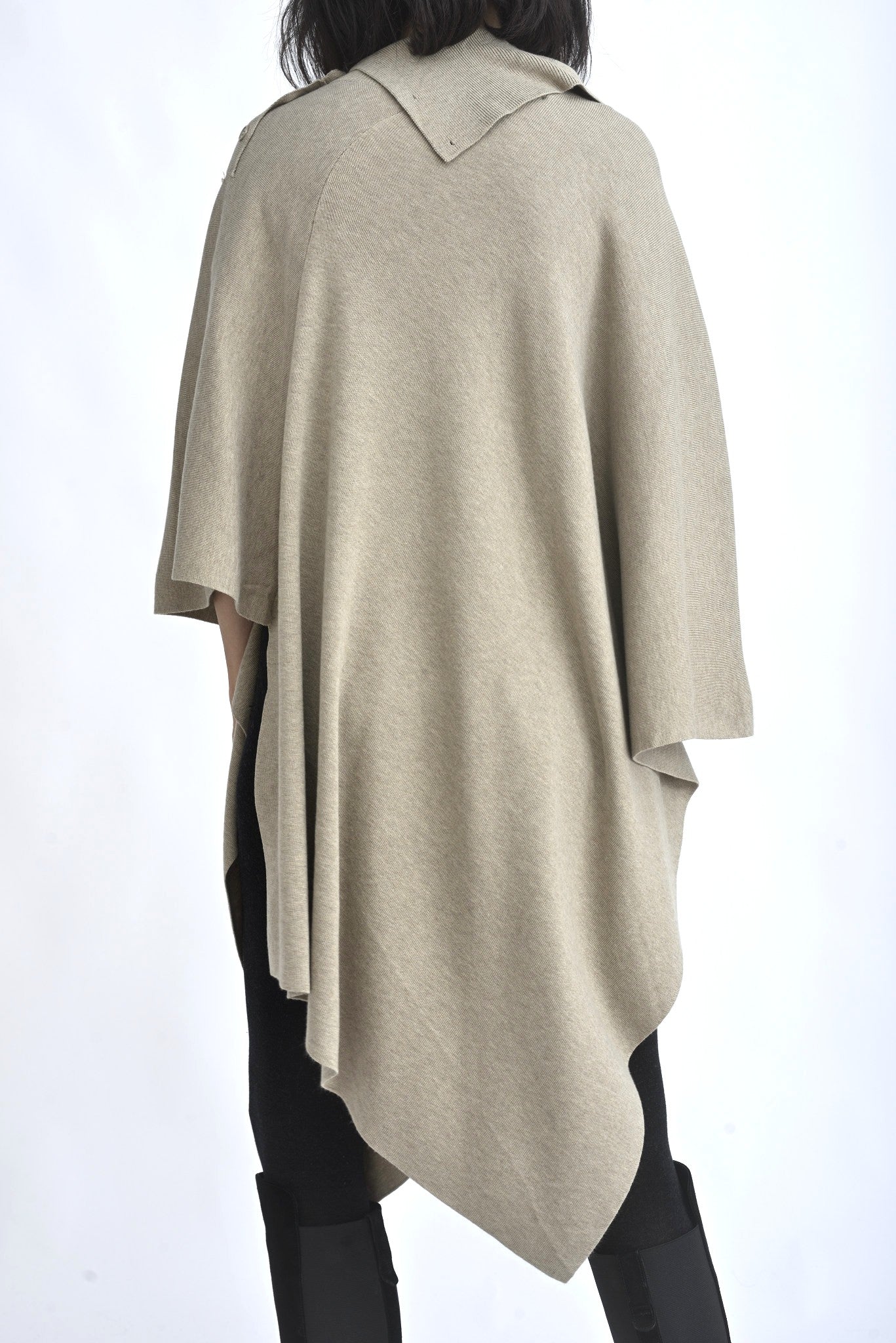 Capă tricotată culoare maro, cu design asimetric și lungime variabilă