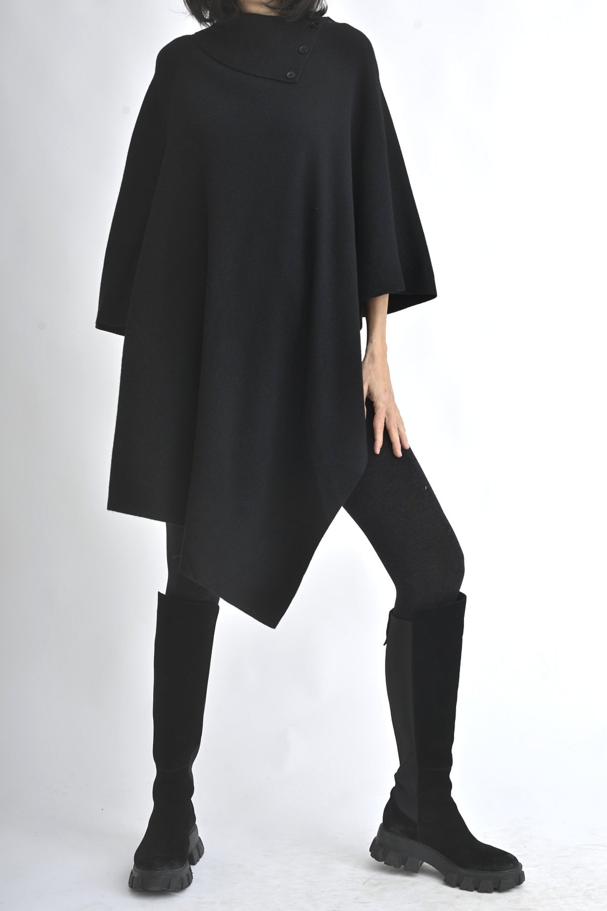 Capă tricotată neagră, croială amplă și elegantă, cu detalii de nasturi la guler