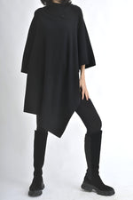 Capă tricotată neagră, croială amplă și elegantă, cu detalii de nasturi la guler