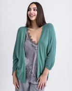Cardigan turcoaz deschis, model bob de orez, croială lejeră și umeri lăsați.