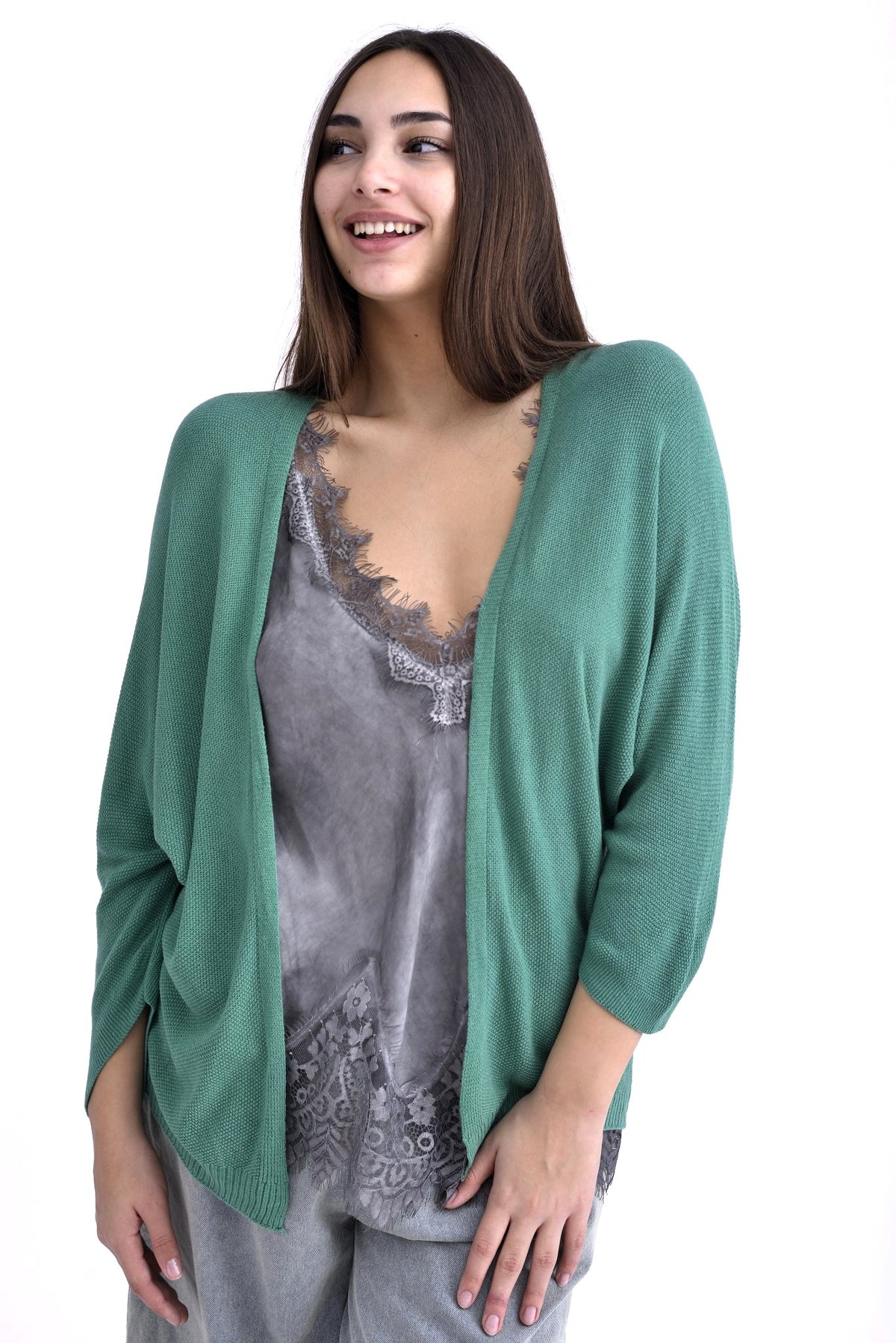 Cardigan bej deschis, model bob de orez, croială lejeră și umeri lăsați.