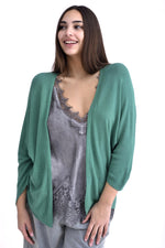 Cardigan bej deschis, model bob de orez, croială lejeră și umeri lăsați.