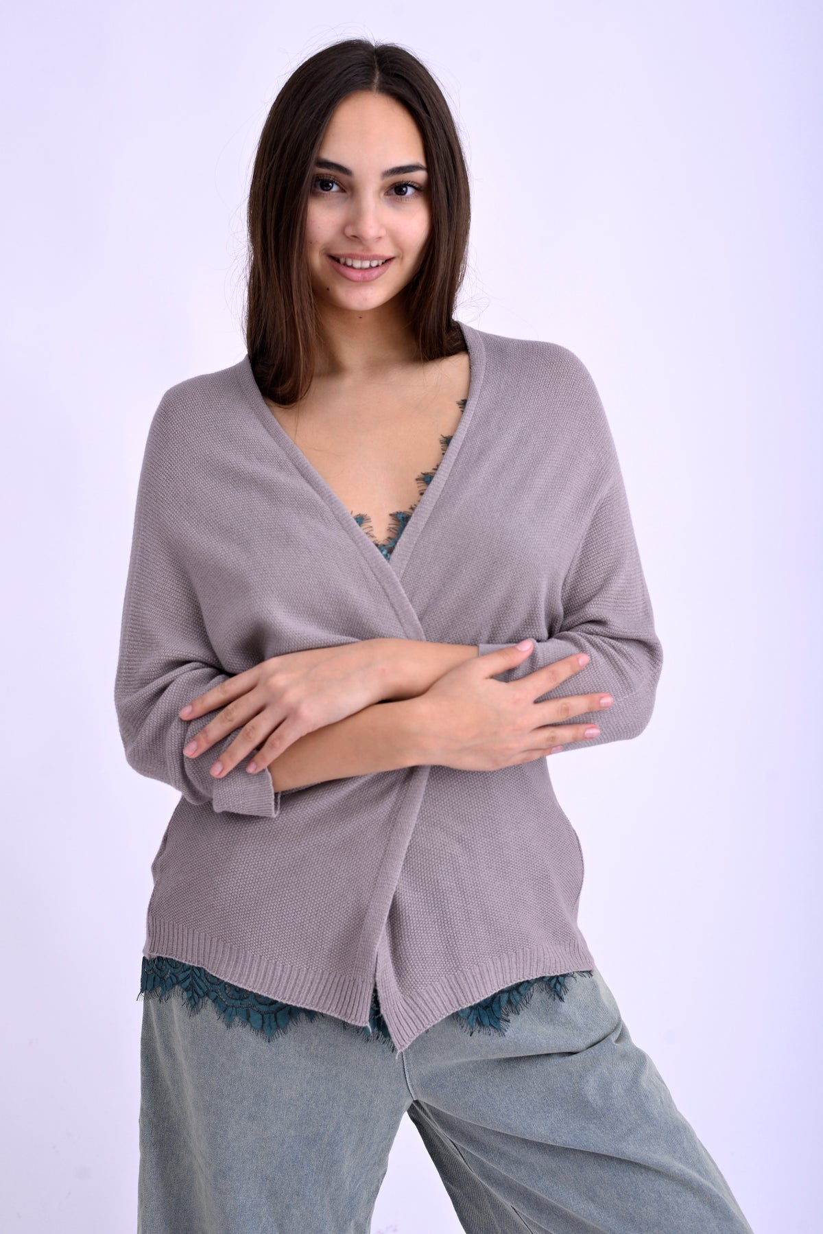 Cardigan gri texturat, fără prindere, din material moale cu efect bob de orez, umeri căzuți.