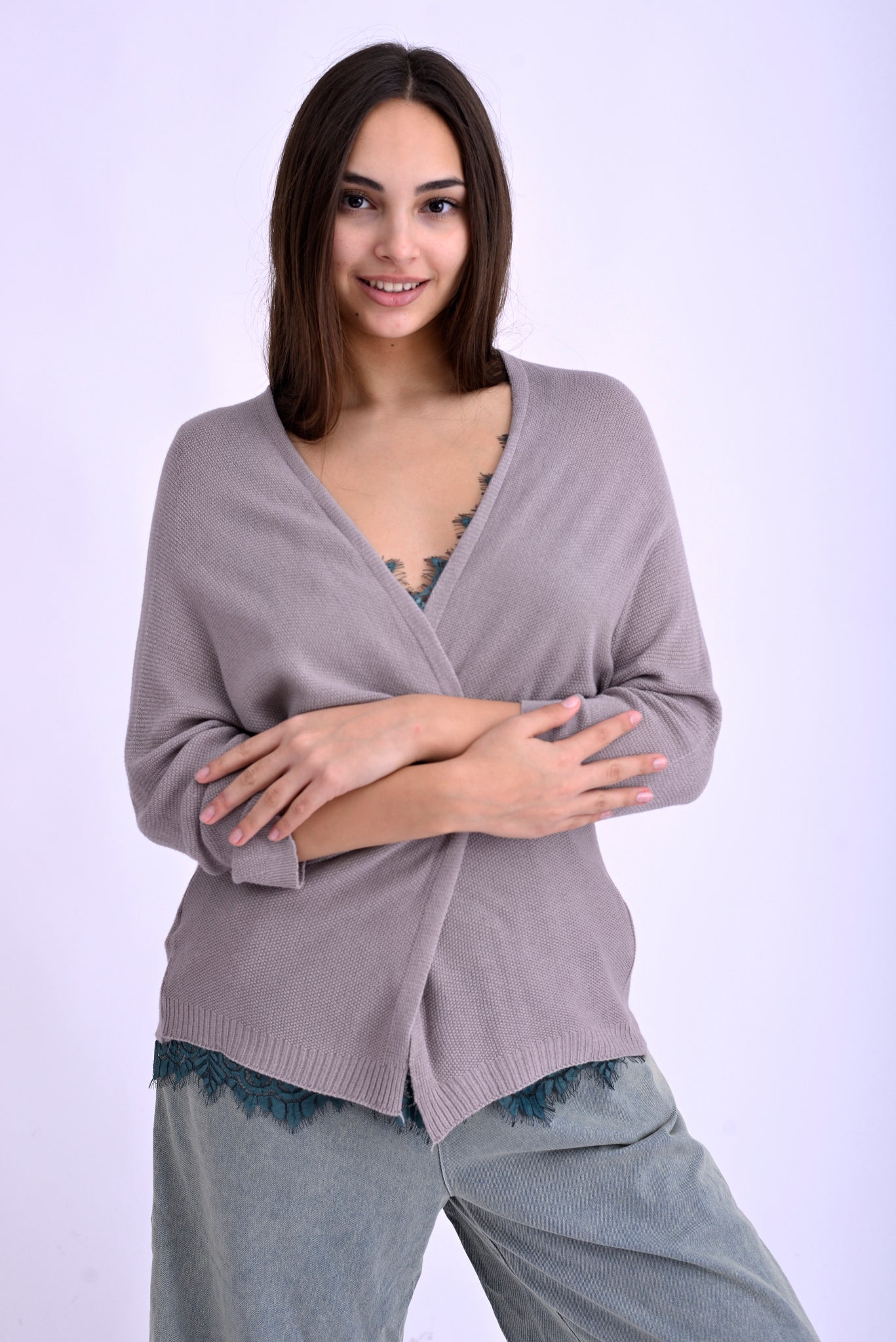 Cardigan gri texturat, fără prindere, din material moale cu efect bob de orez, umeri căzuți.