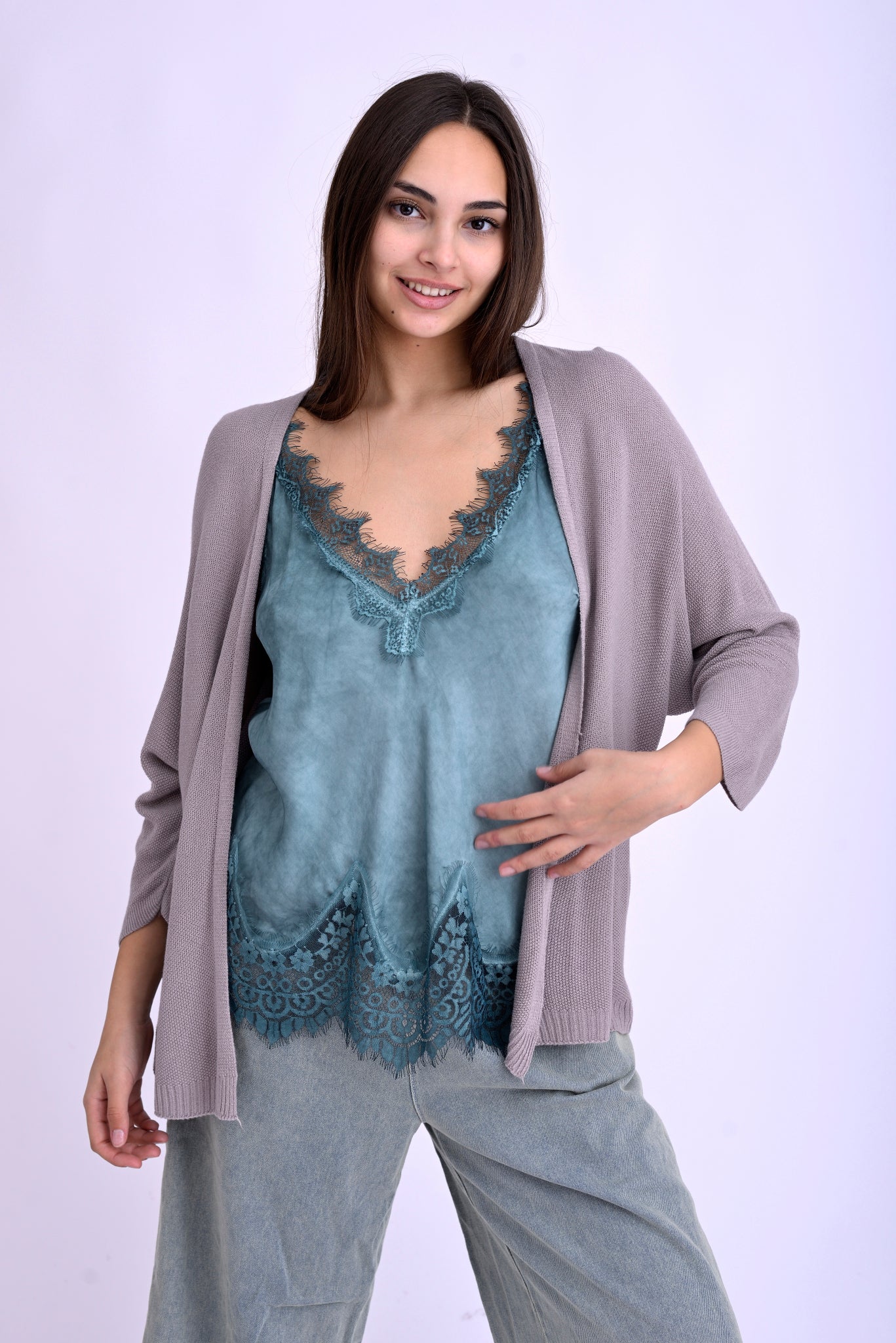 Cardigan gri texturat, fără prindere, din material moale cu efect bob de orez, umeri căzuți.